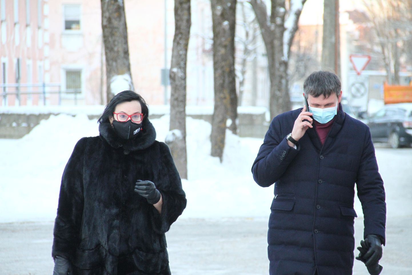 Алексей Евграфов и Катри Райк во дворе Нарвской больницы.
