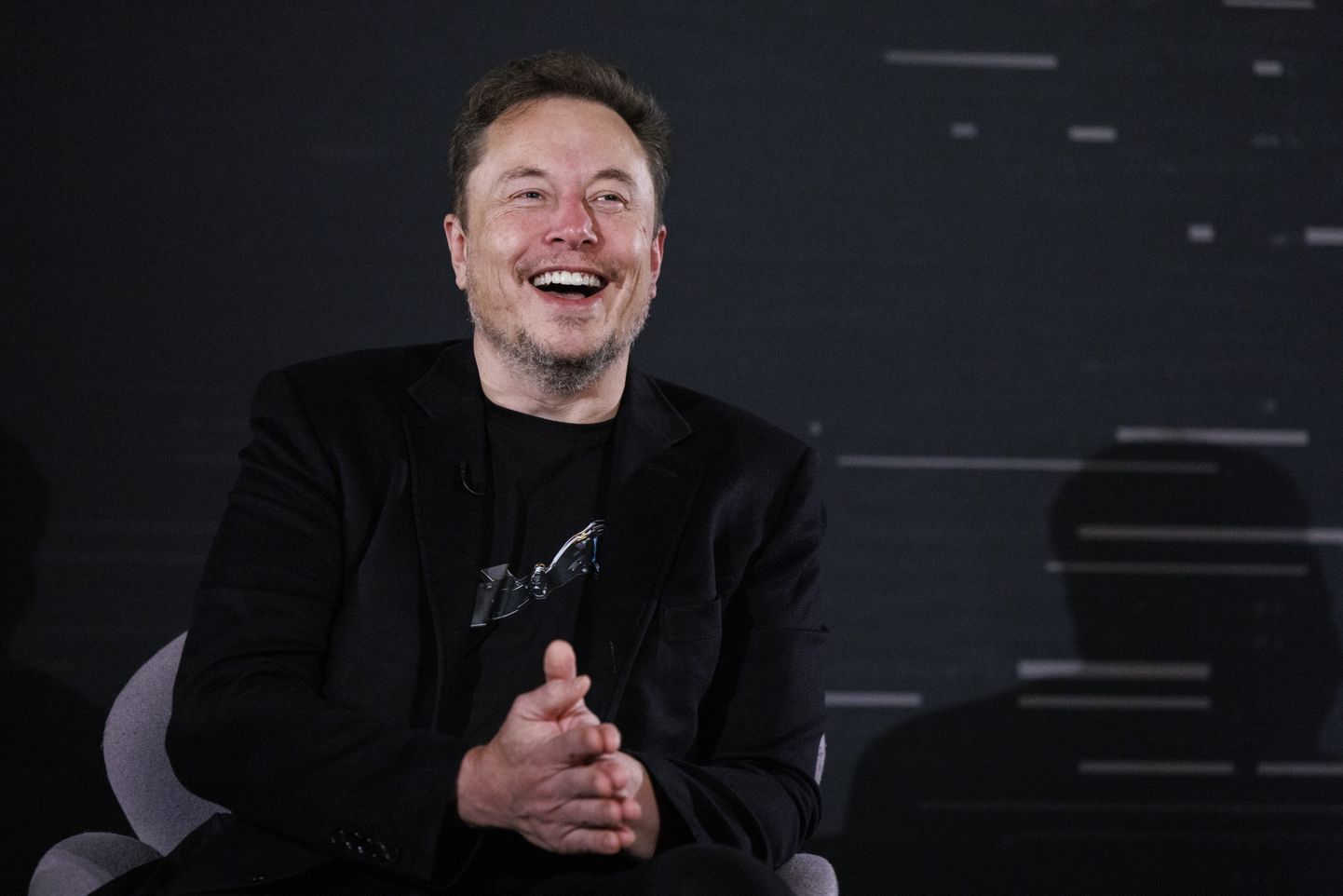 Tehnoloogiaettevõtja Elon Musk, kellele kuuluvad Tesla, SpaceX ja X, osales hiljuti riigijuhtide kohtumisel, kus arutati tehisintellekti arengu reguleerimist. Vaid mõni päev hiljem tõi Musk välja oma tehisintellekti, mis olevat parem ja vabam kui teised.
