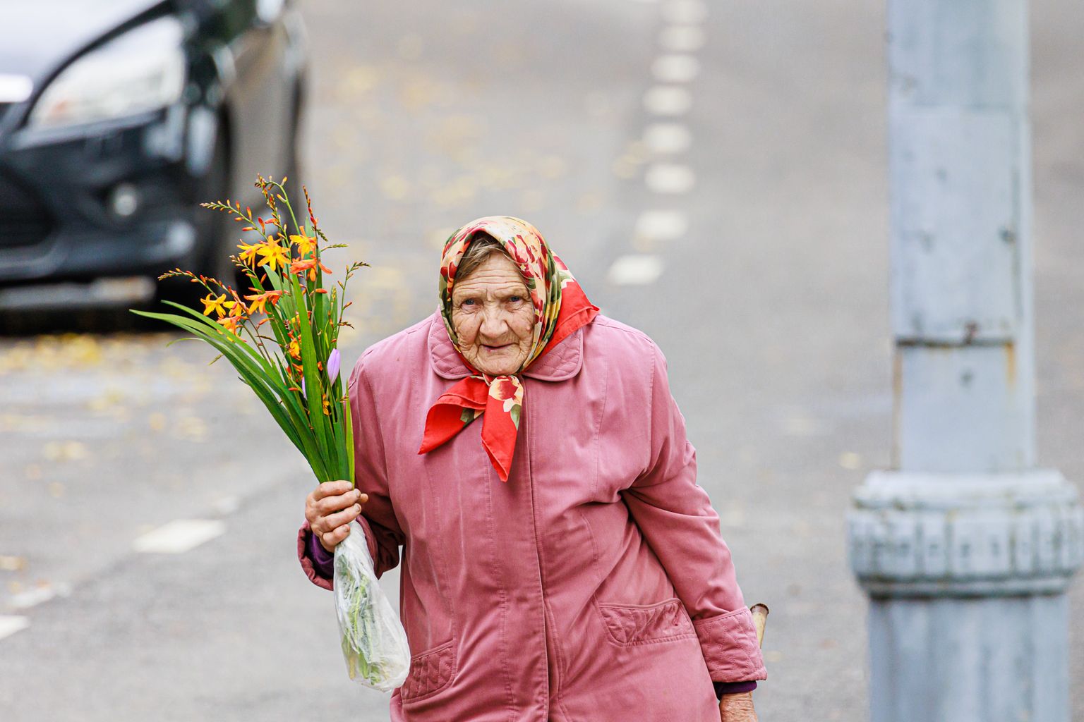 Пожилая дама на улице в Нарве.