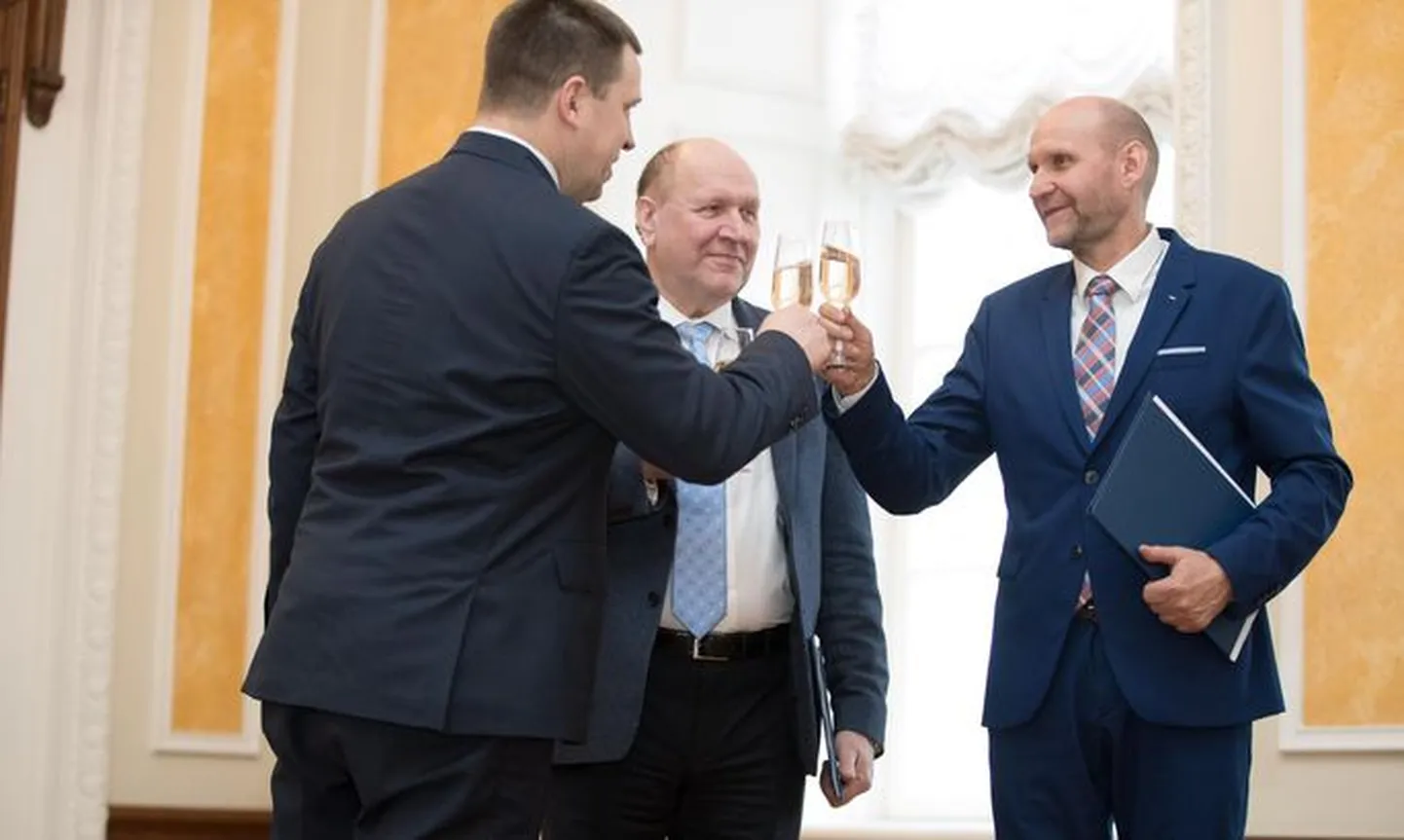 «Отечество» и ее руководителя Хелира-Валдора Сеэдера (права) уже можно поздравить с выполнением своего главного предвыборного обещания, а Центристской партии и Юри Ратасу пока нечего предъявить своим избирателям.
