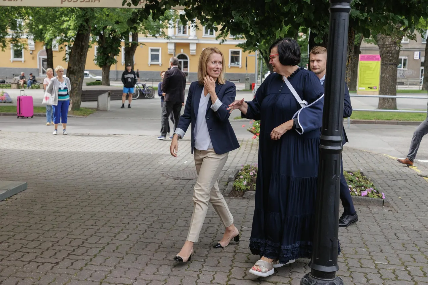 Peaminister Kaja Kallase (vasakul) visiidil Narva selgus ootamatult, et kohalikud võimuesindajad eesotsas linnapea Katri Raigiga on võtnud nõuks tankimonumendi teisaldamisega ise edasi tegeleda, mitte jätta tundlikku teemat valitsuse lahendada.