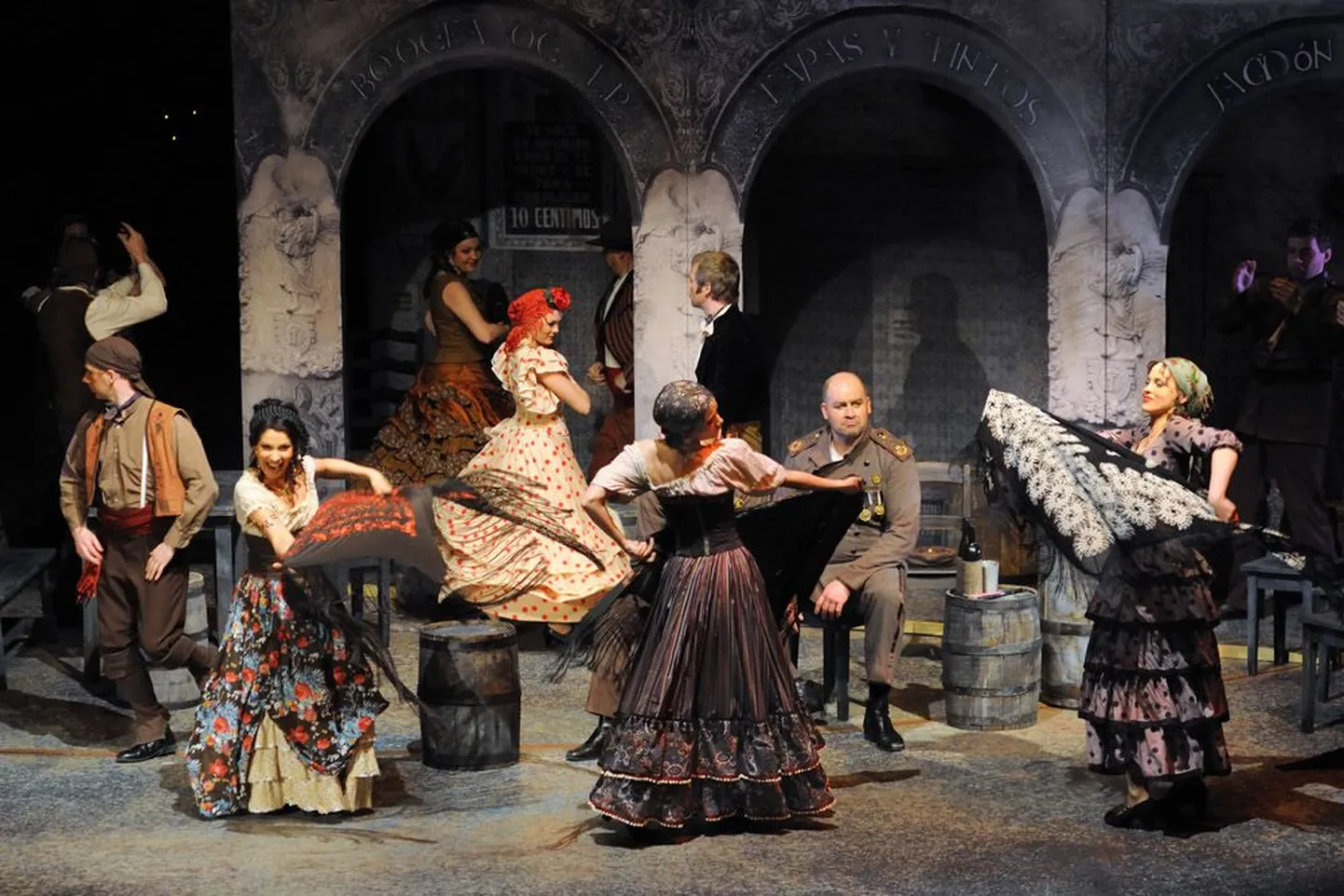«Carmeni» uusversioonis on tegelastel harva asja prožektorite valgusvihku – nad jäävad suure pildi detailideks.