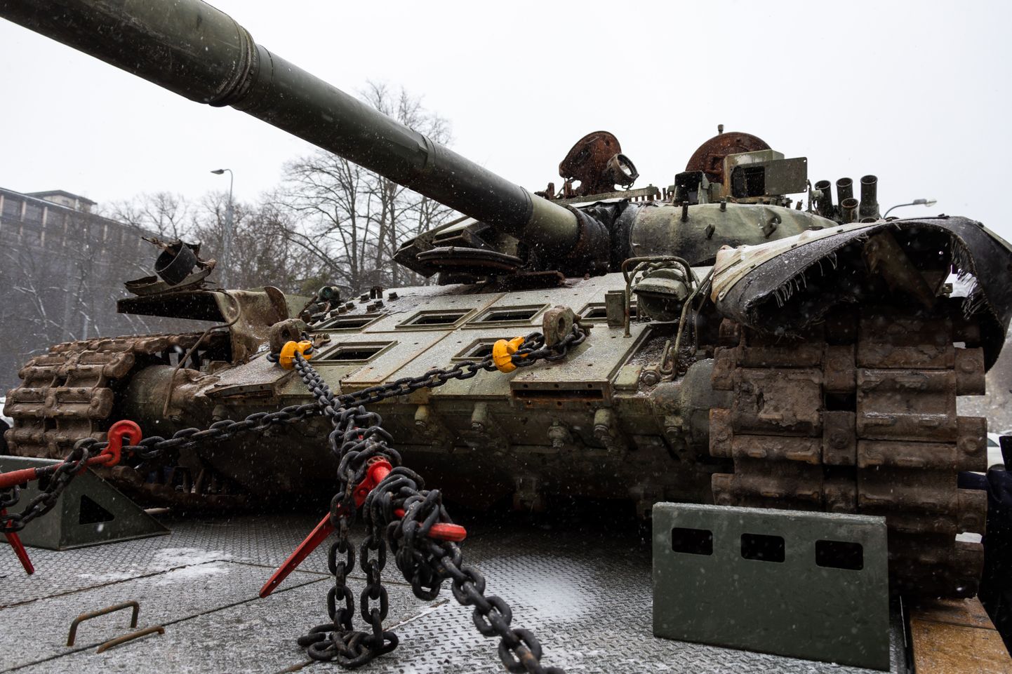 Pihta saanud Vene tank Tallinnas Vabaduse väljakul.