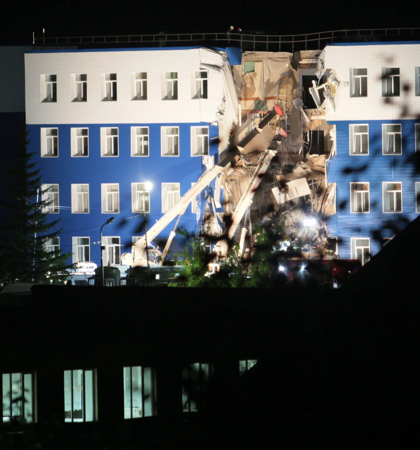 В воскресенье вечером в четырехэтажной казарме учебного центра ВДВ, расположенной в поселке Светлый под Омском, обрушились пролеты-перекрытия одной из секций.