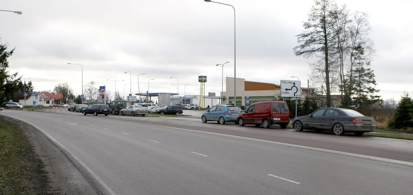 Järjekord Viimsi Statoili autopesulasse tasuta autot pesema.