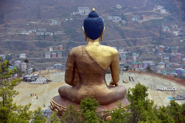 Bhutan. Buddha Dordenma kuju Thimphu linna kohal. 