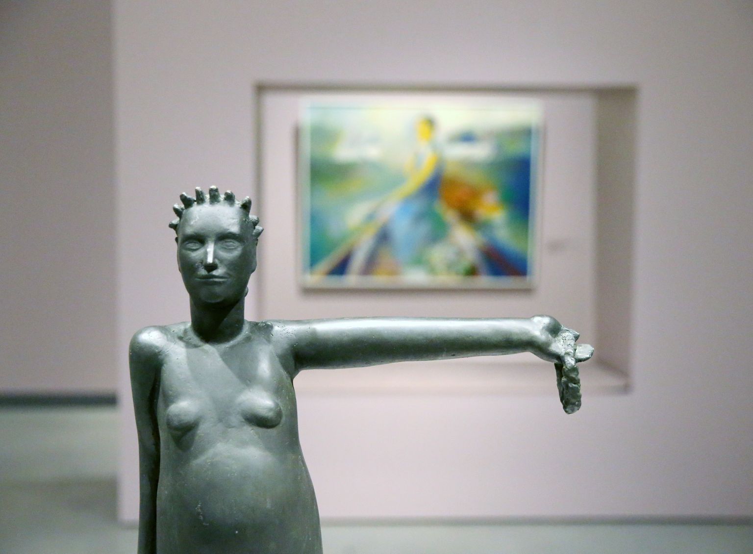 Peeter Mudisti näitusel ERMis on maalid ja skulptuurid, nende seas pronksist «Niike» aastast 1977.