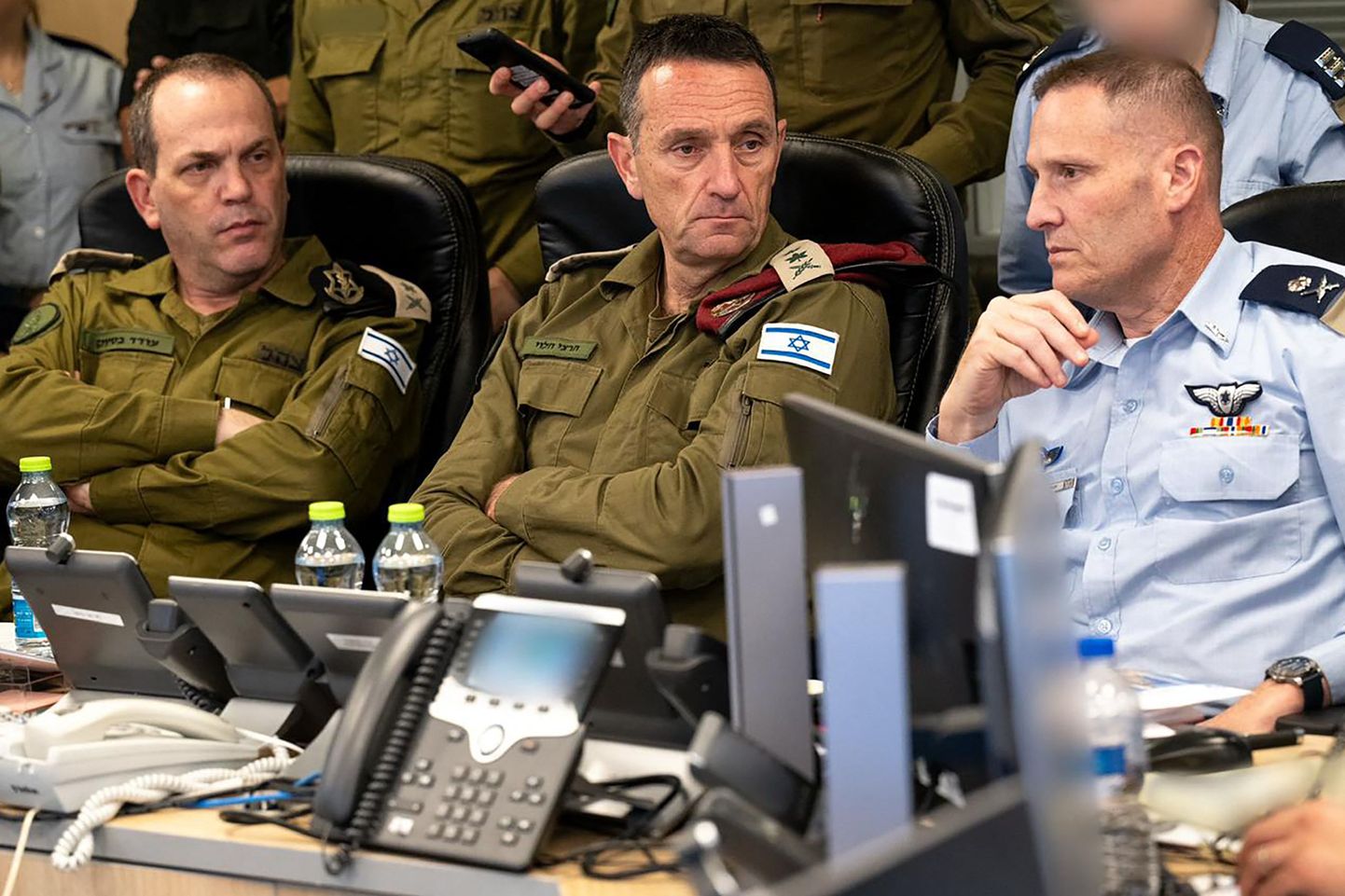 Izraēlas armijas vadītājs ģenerālleitnants Herzi Halevi (centrā), 2024. gada 14. aprīļa rītā Izraēlas gaisa spēku operāciju centrā Telavivā.