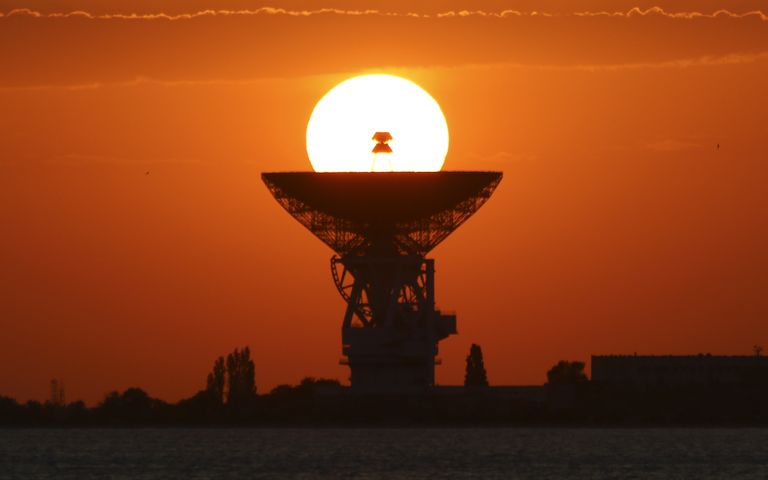 Päike loojumas Krimmis Moltšnojes teleskoobi taha