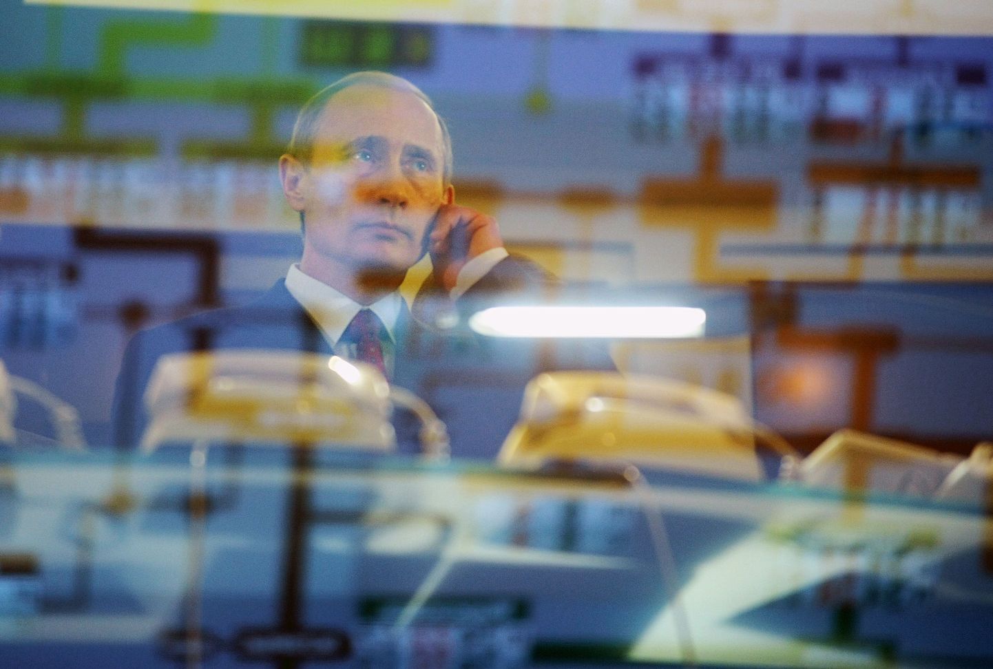 Telefonitoru otsas on Venemaa peaminister Vladimir Putin.