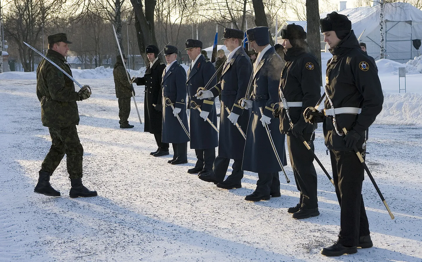 Kaitseväelased harjutavad paraadiks.