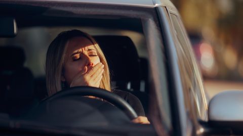 VIDEO ⟩ Cik bīstams ir noguris un neizgulējies autovadītājs?