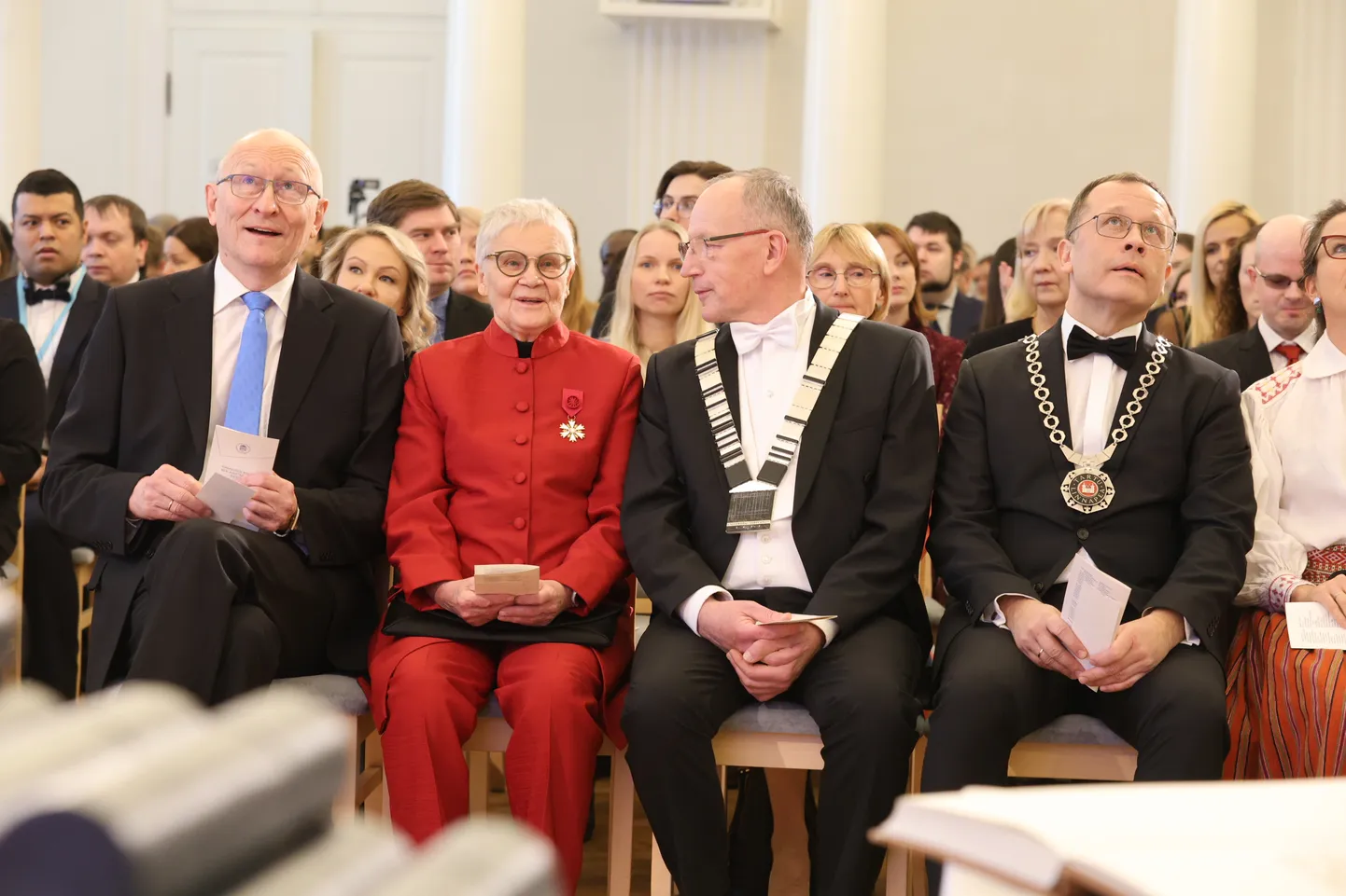 Lavastaja Merle Karusoo rõõmsalt akadeemilise pere keskel esimeses reas.