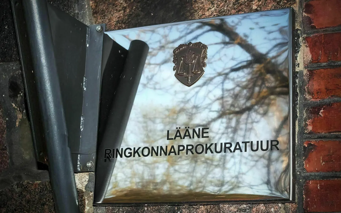 Juhtumi suhtes käib kriminaalmenetlus karistusseadustiku paragrahvi alusel, mis käsitleb ähvardamist.