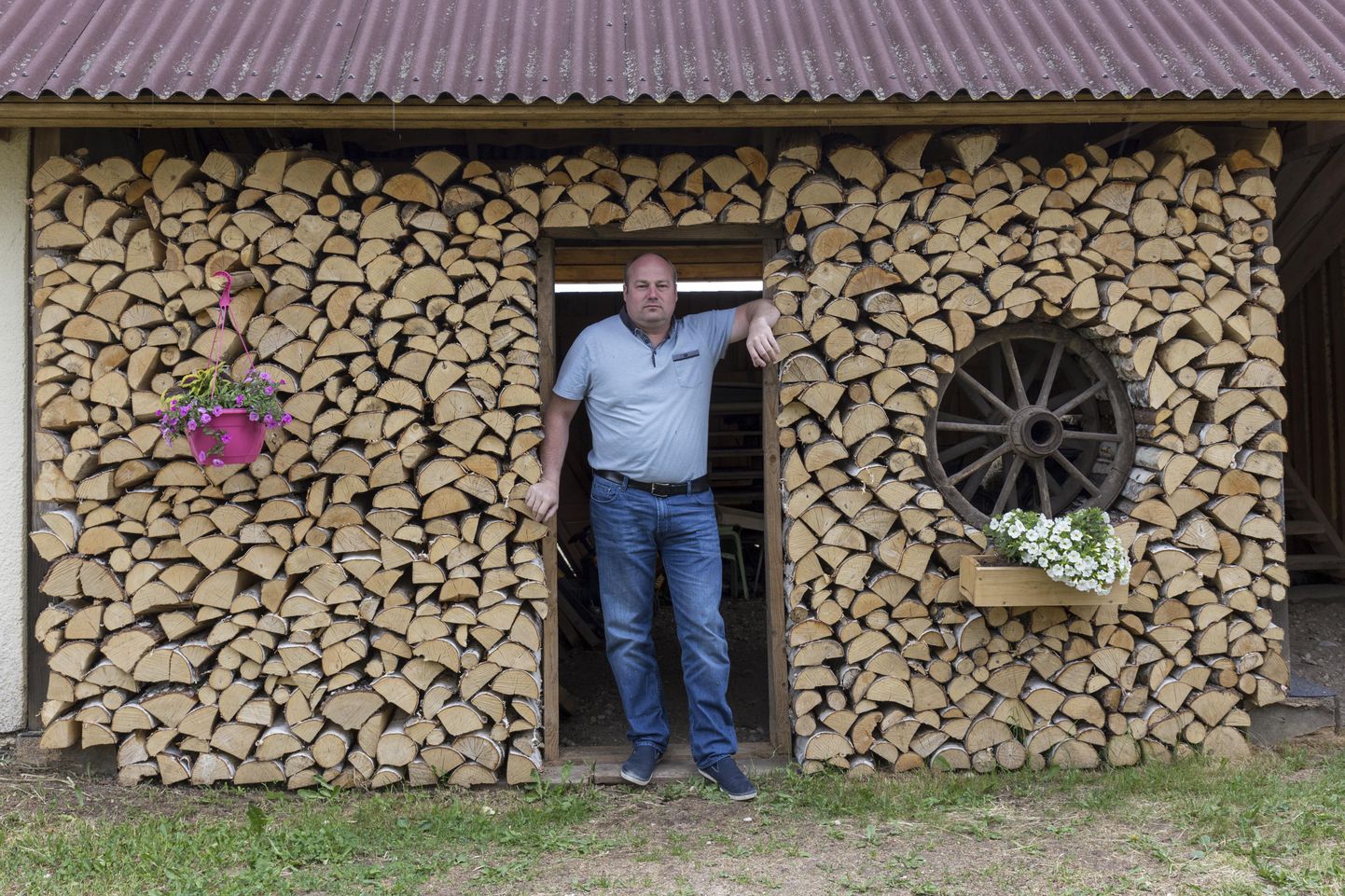 Suurelepa talu peremeees Rein Anton on kodu puuriitadega põnevamaks teinud.