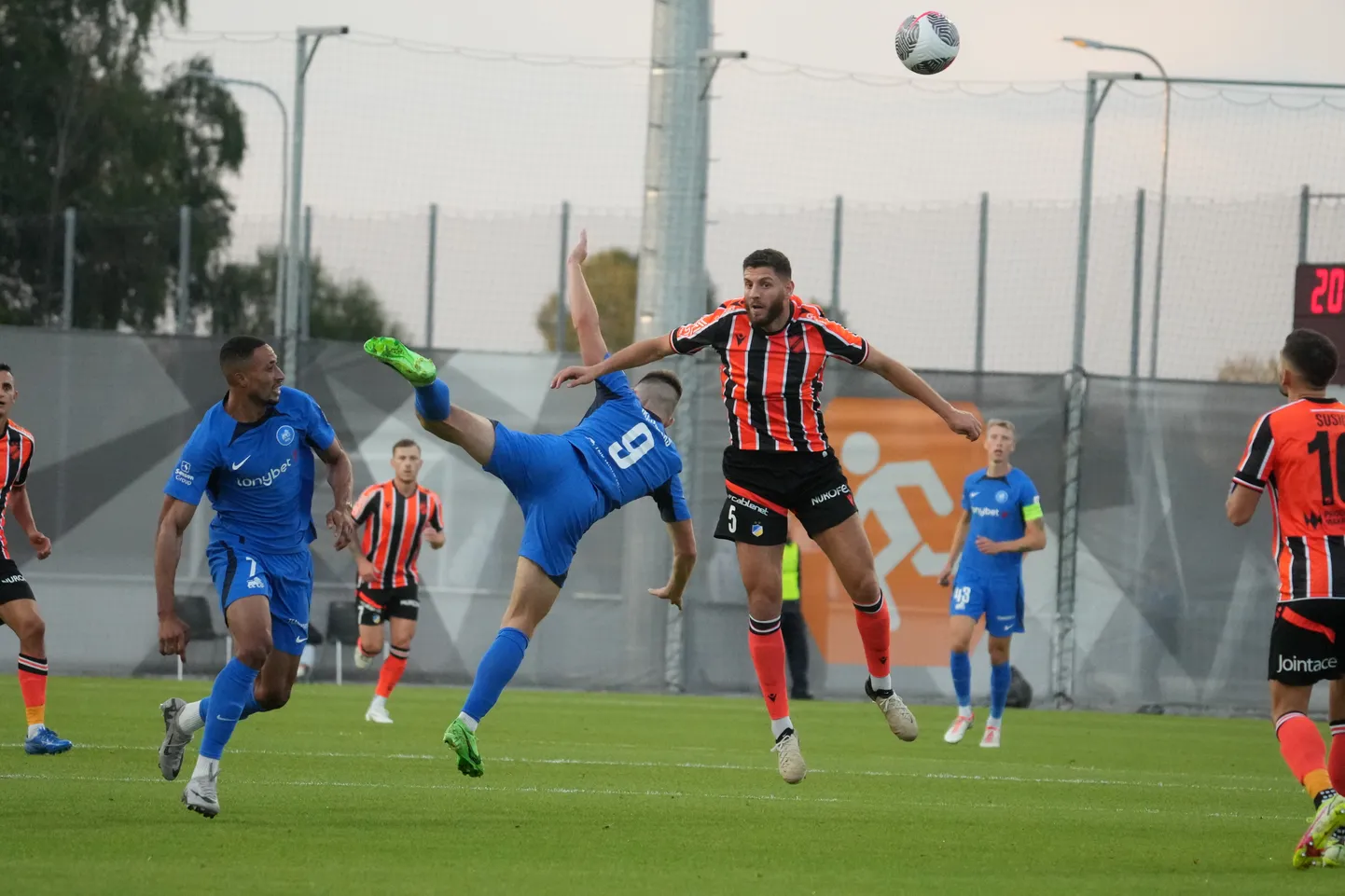 UEFA Eiropas līgas kvalifikācijas spēle futbolā starp "RFS" un Kipras "Apoel" "LNK" Sporta parkā.