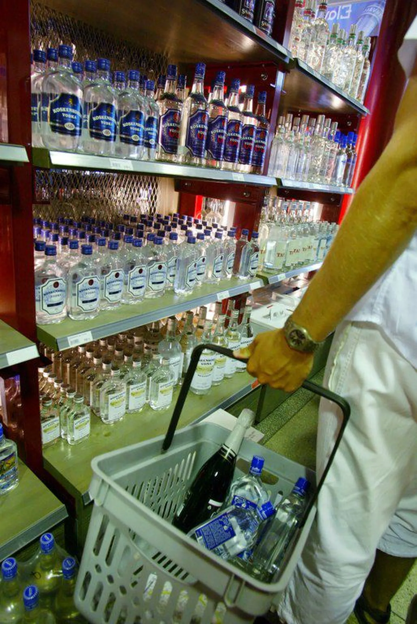 Kauplused on kohustatud alkoholi müües veenduma, et ostja on täisealine. Foto on illustratiivne.