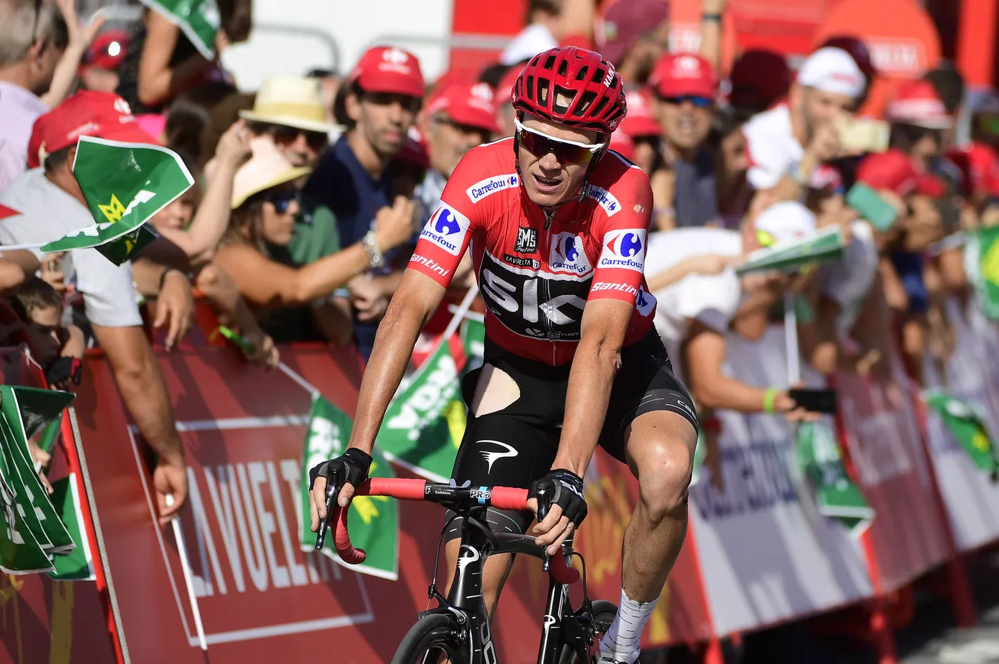 Chris Froome kukkus 12. etapi lõpulaskumisel kaks korda, aga säilitas üldarvestuses liidrikoha.