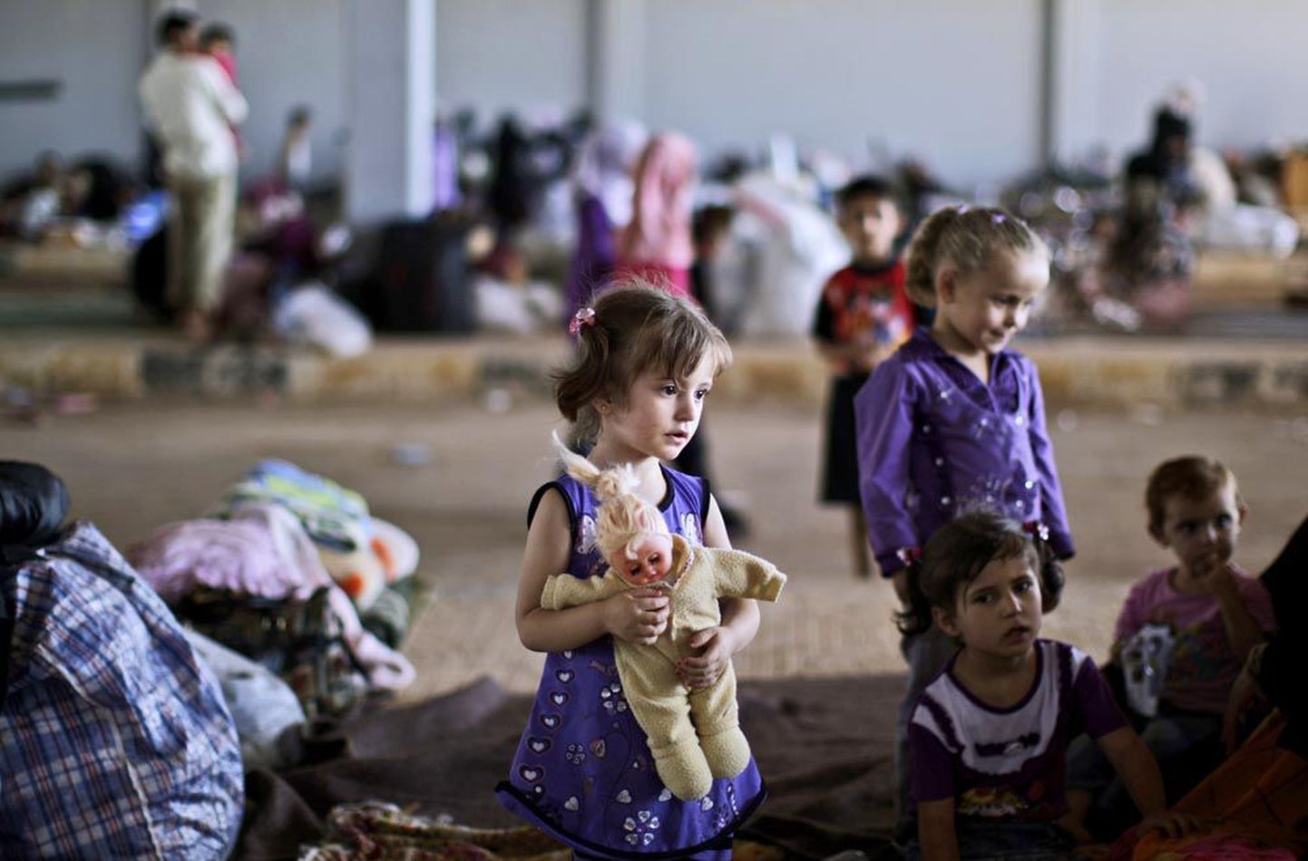 Sõja eest pagenud ja Türki pääsemist ootavate süürlaste lapsed Bab Al-Salameh’ piiripunkti läheduses.