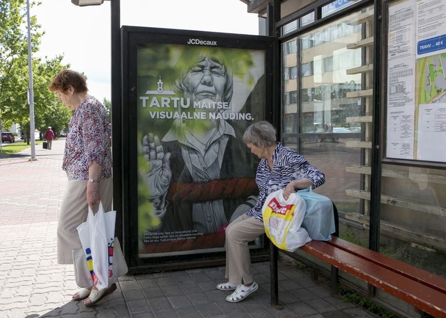 Jakobsoni tänaval Säästumarketi juures viitab bussiootepaviljoni paigaldatud reklaam Tartu kunstilisele küljele.