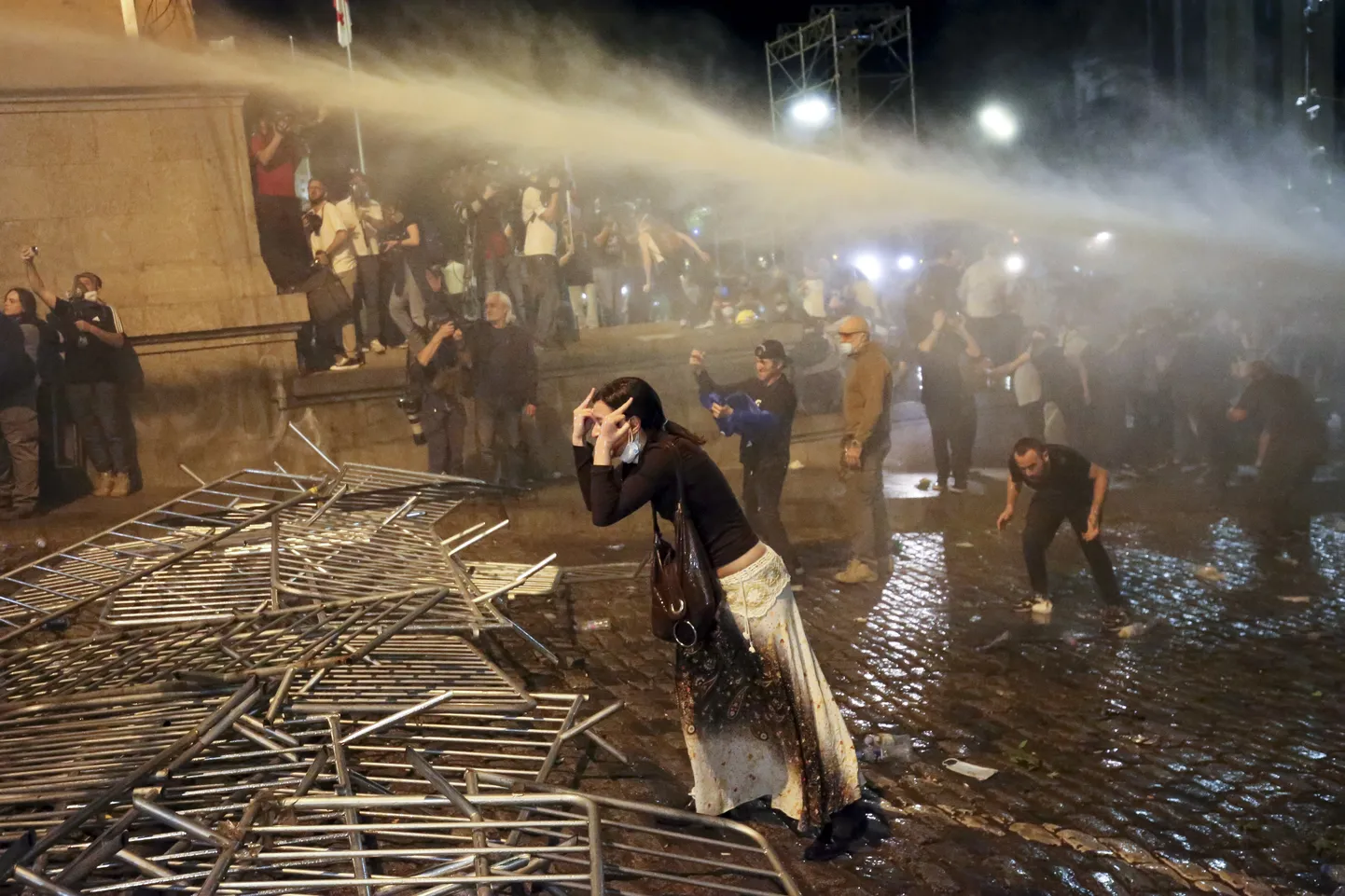 Gruzijā turpinās plaši protesti pret valdību, policija pielieto asaru gāzi un gumijas lodes.