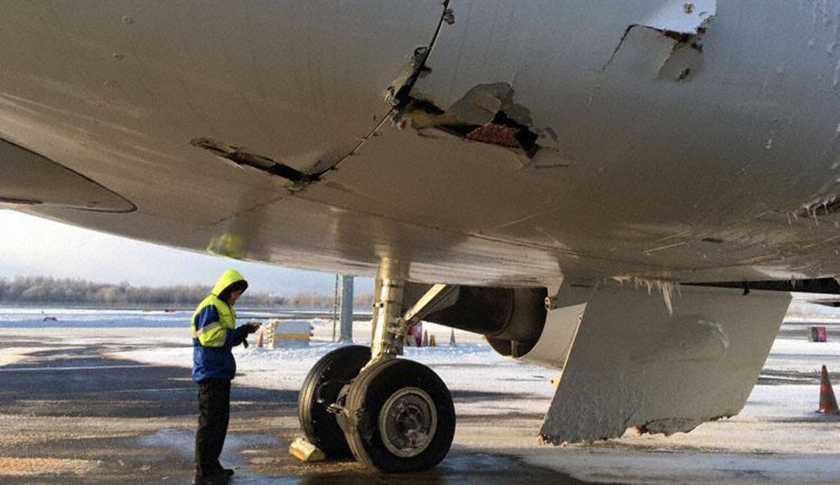 Lennukil purunesid telikuluugid, millest üks kukkus õhus kere küljest ära lennujaama taha tühermaale.