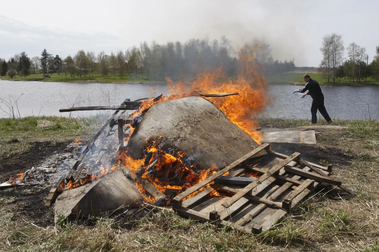 Lõkke tegemisel tuleks hoida silma peal sellel, mis materjal sinna läheb - mitte kõik ei ole keskkonnale ja tervisele kasulik.