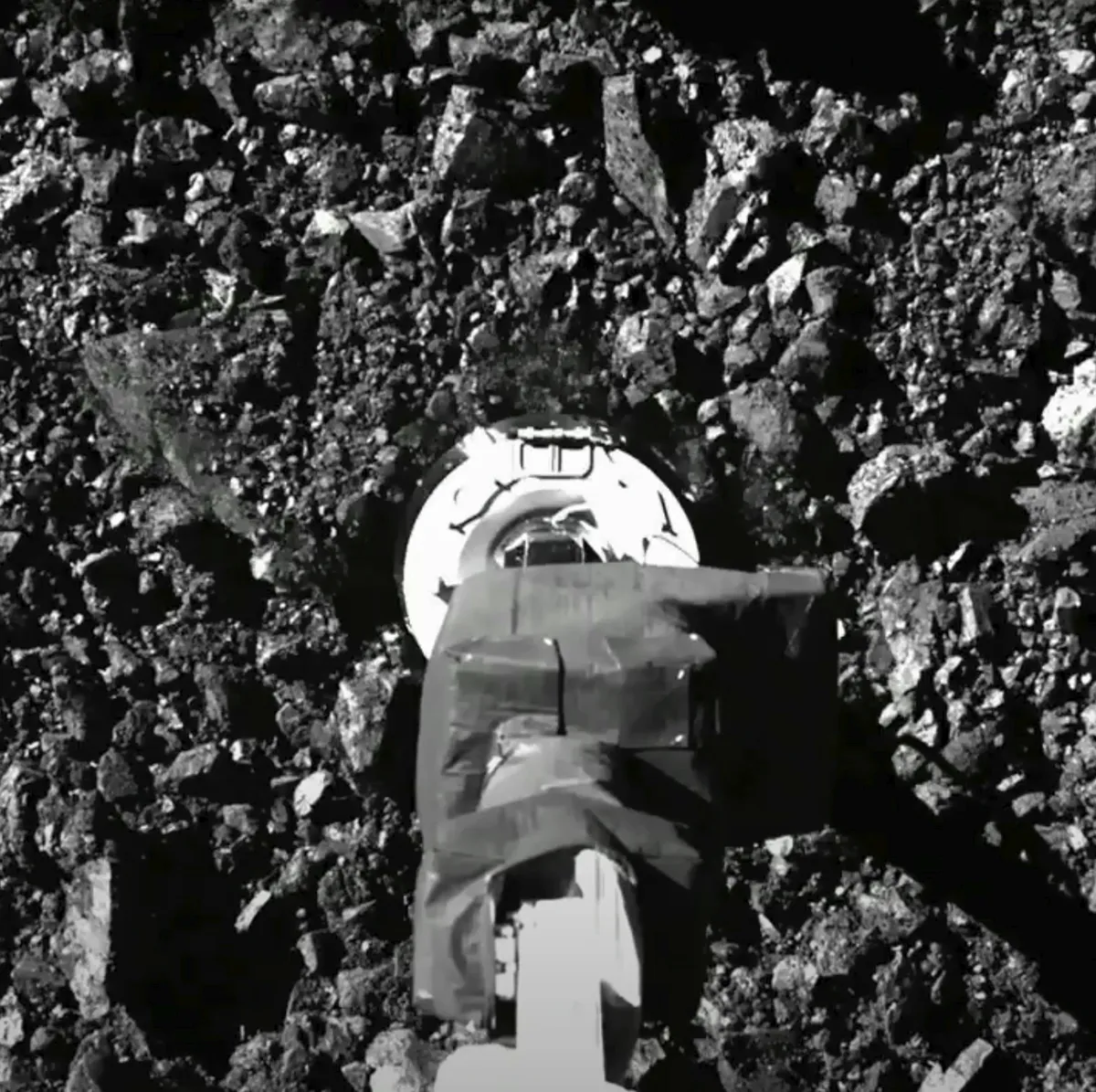 NASA zonde "OSIRIS-REx" pēc četru gadu lidojuma nosēžas uz asteroīda “Bennu” un savāc iežu paraugus. Gaidāms, ka zonde 2023. gadā ar iegūtajiem paraugiem atgriezīsies uz Zemes.
