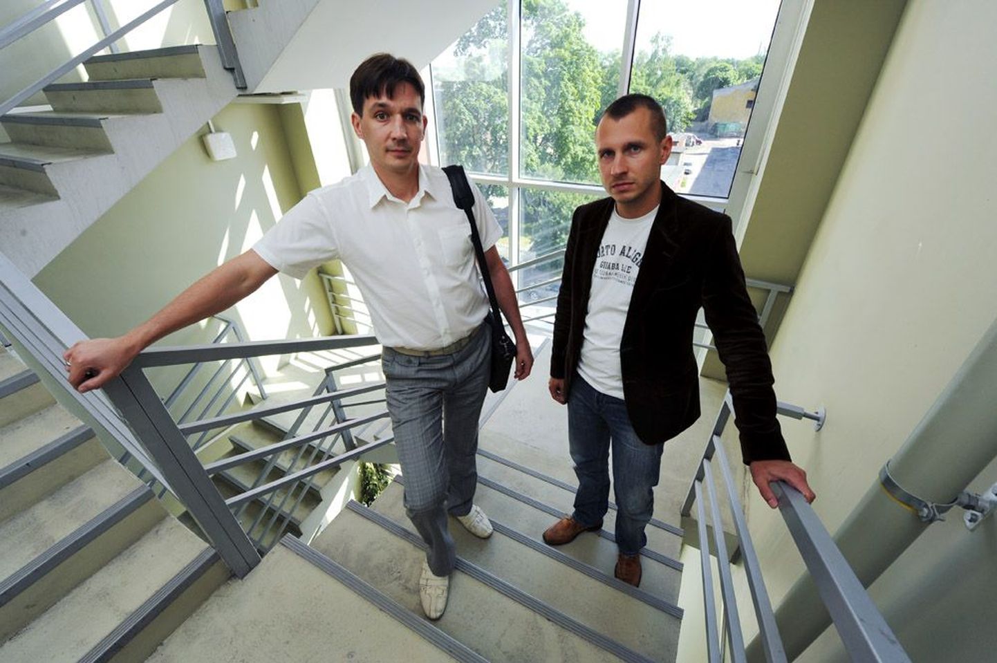 Saneerimist taotleva Norby Telecomi juhatuse liikmed Ivo Saluoks (paremal) ja Vadim Šabarov firma uue ja soodsama asukohahoone sisetrepil.