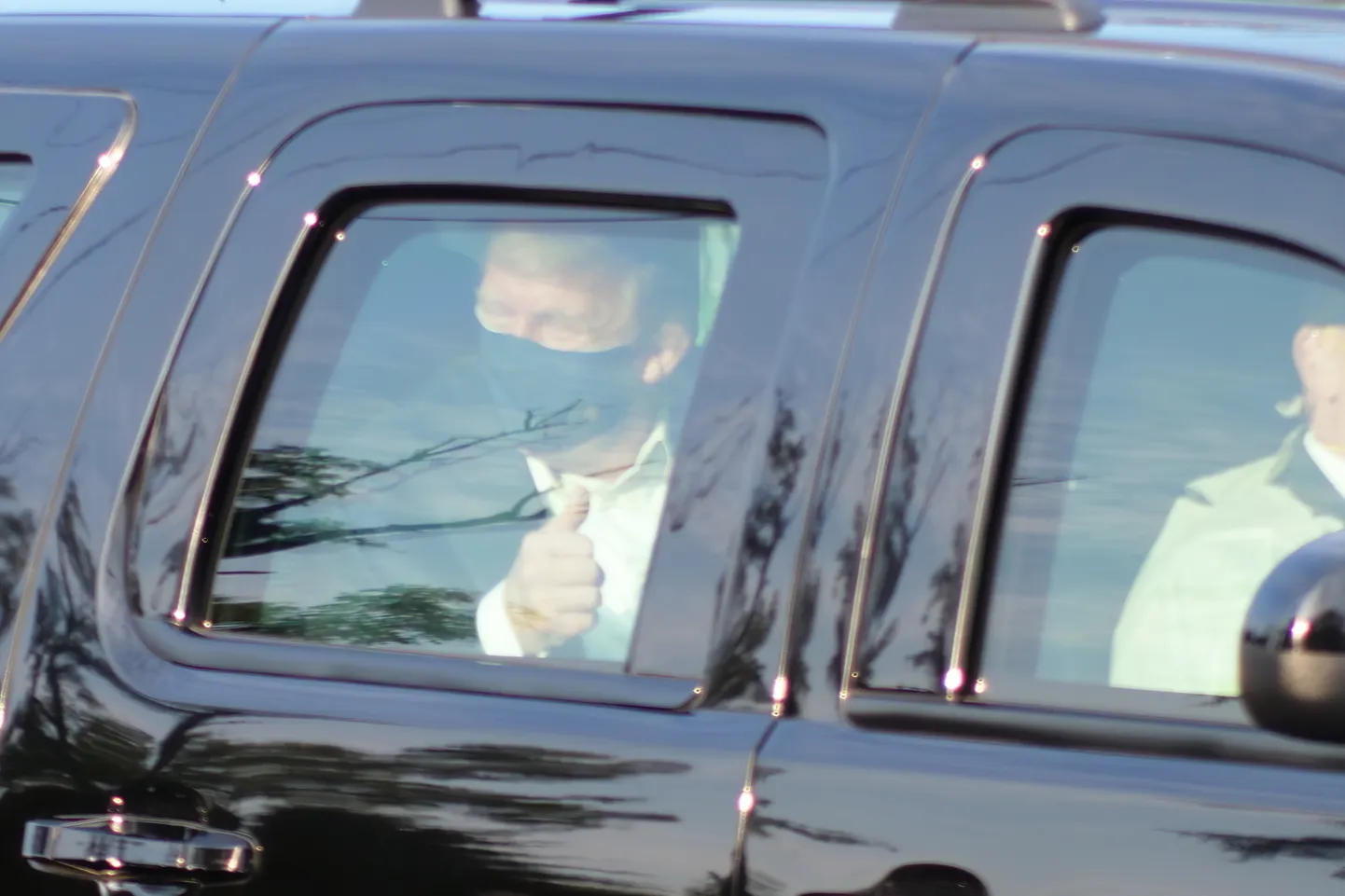 President Donald Trump tervitas autost haigla juurde kogunenud toetajaid.