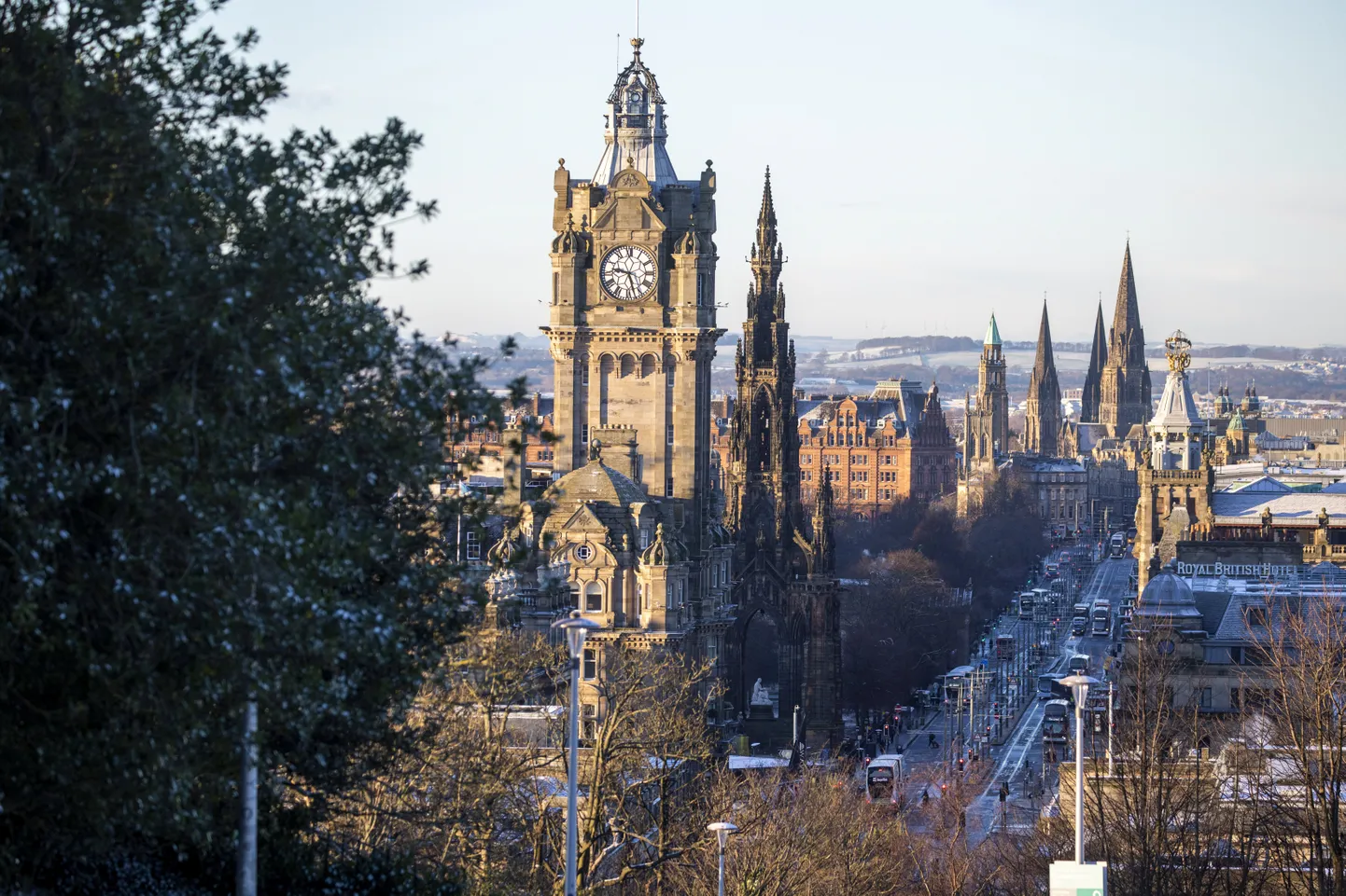 Princes Street, Edinburgh, vaadatuna Calton Hilli mäelt.