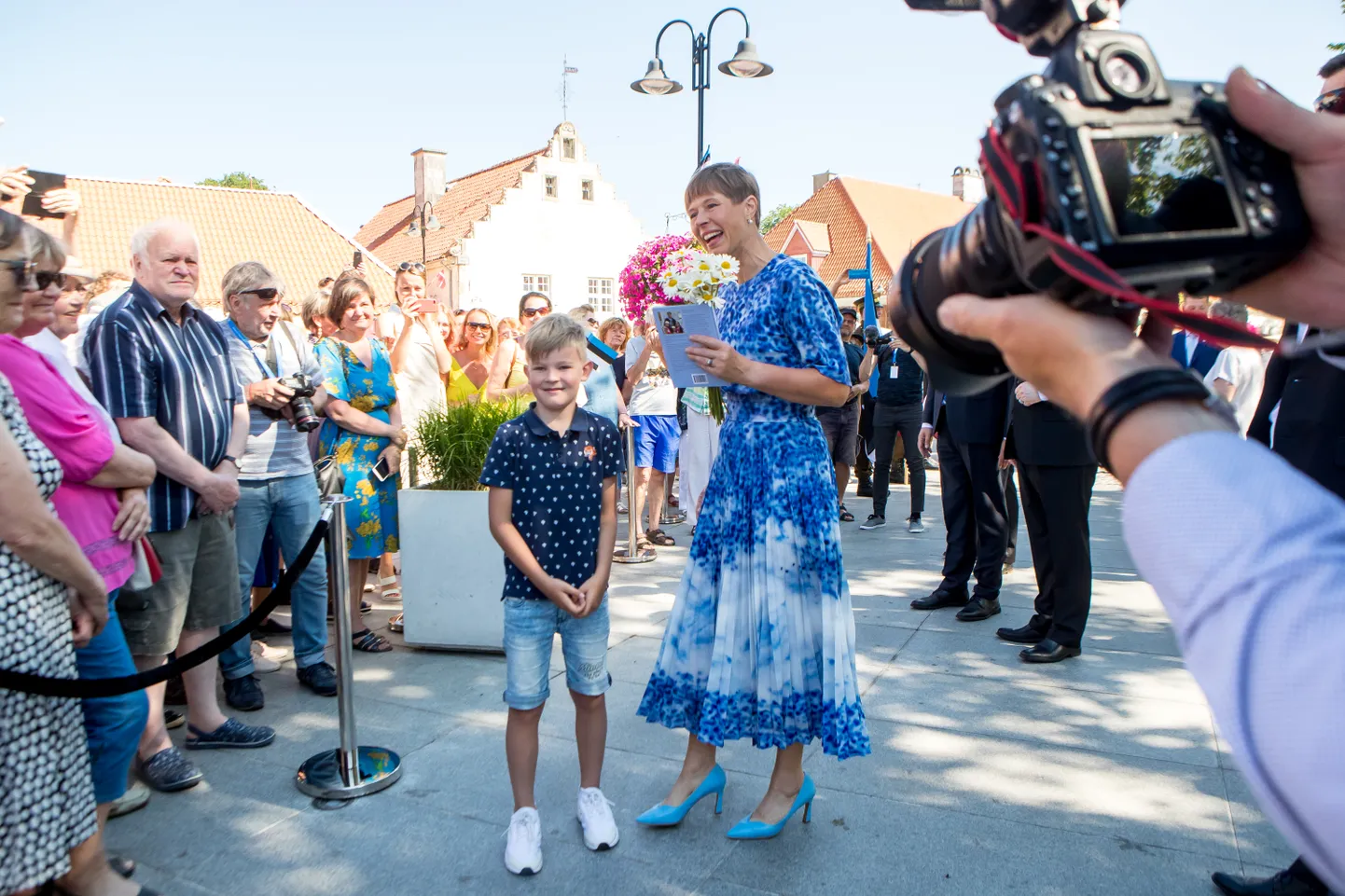 KARIKAKRAD PRESIDENDILE: Arno Väät võttis julguse kokku ning andis presidendile lilled ja raamatu.