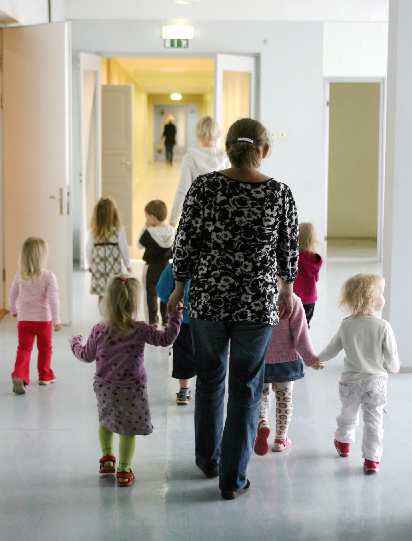 Tartu eralasteaiad saavad nüüd linnalasteaedadega võrdset pearaha. Pildil eralasteaia Terake lapsed, kes lähevad sööma.