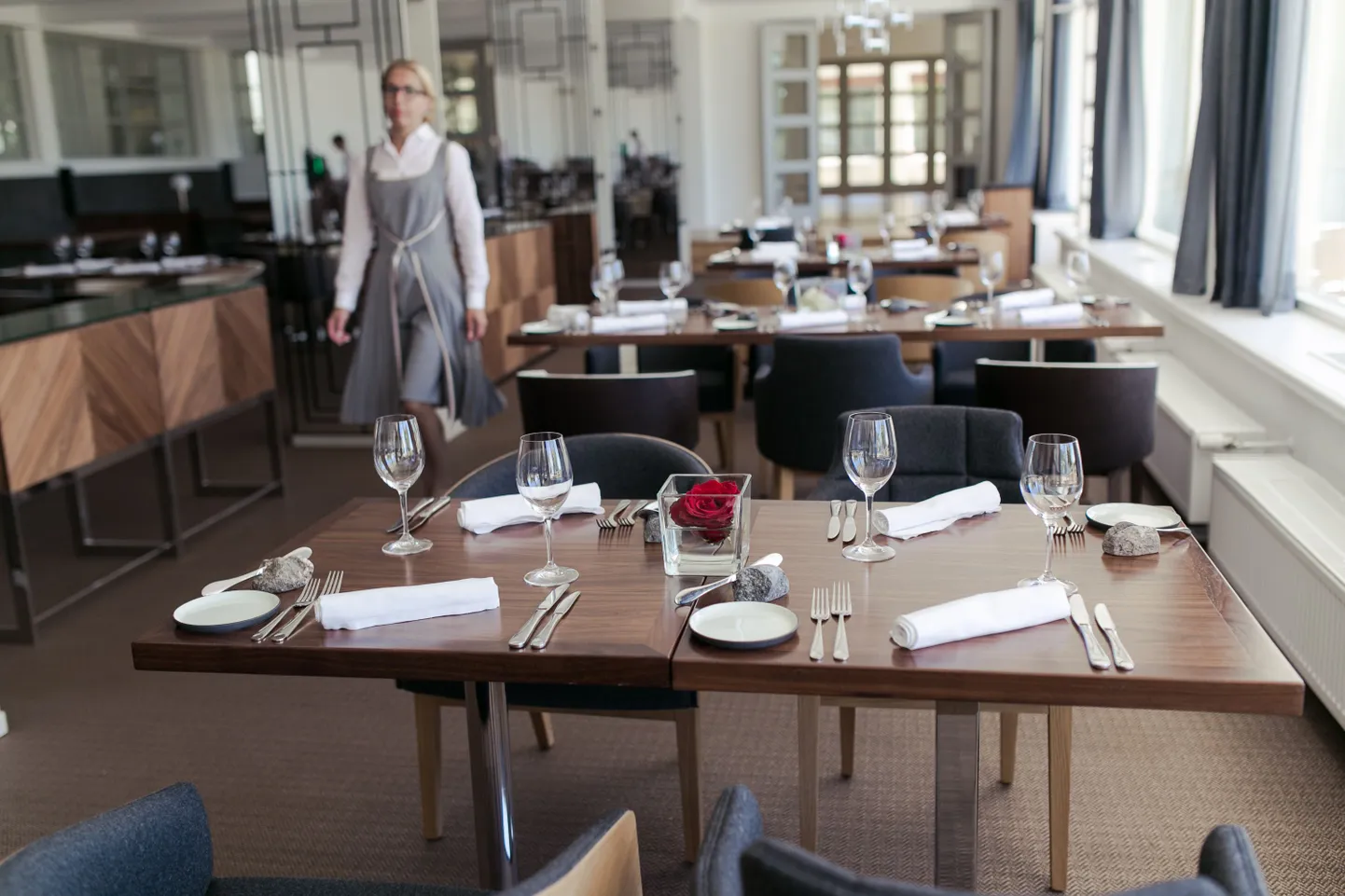Rannahotelli restoran eesotsas peakokk Herkki Ruubeliga on esimene suvepealinna söögikoht, mis mainekasse Põhjamaade restoranigiidi jõudnud.