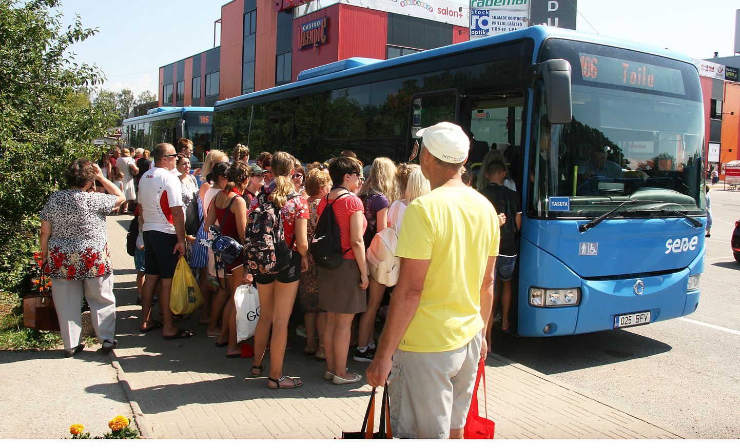 Jõhvi-Toila liinil sõitsid bussid kuumadel päevadel paarikaupa.

PEETER LILLEVÄLI