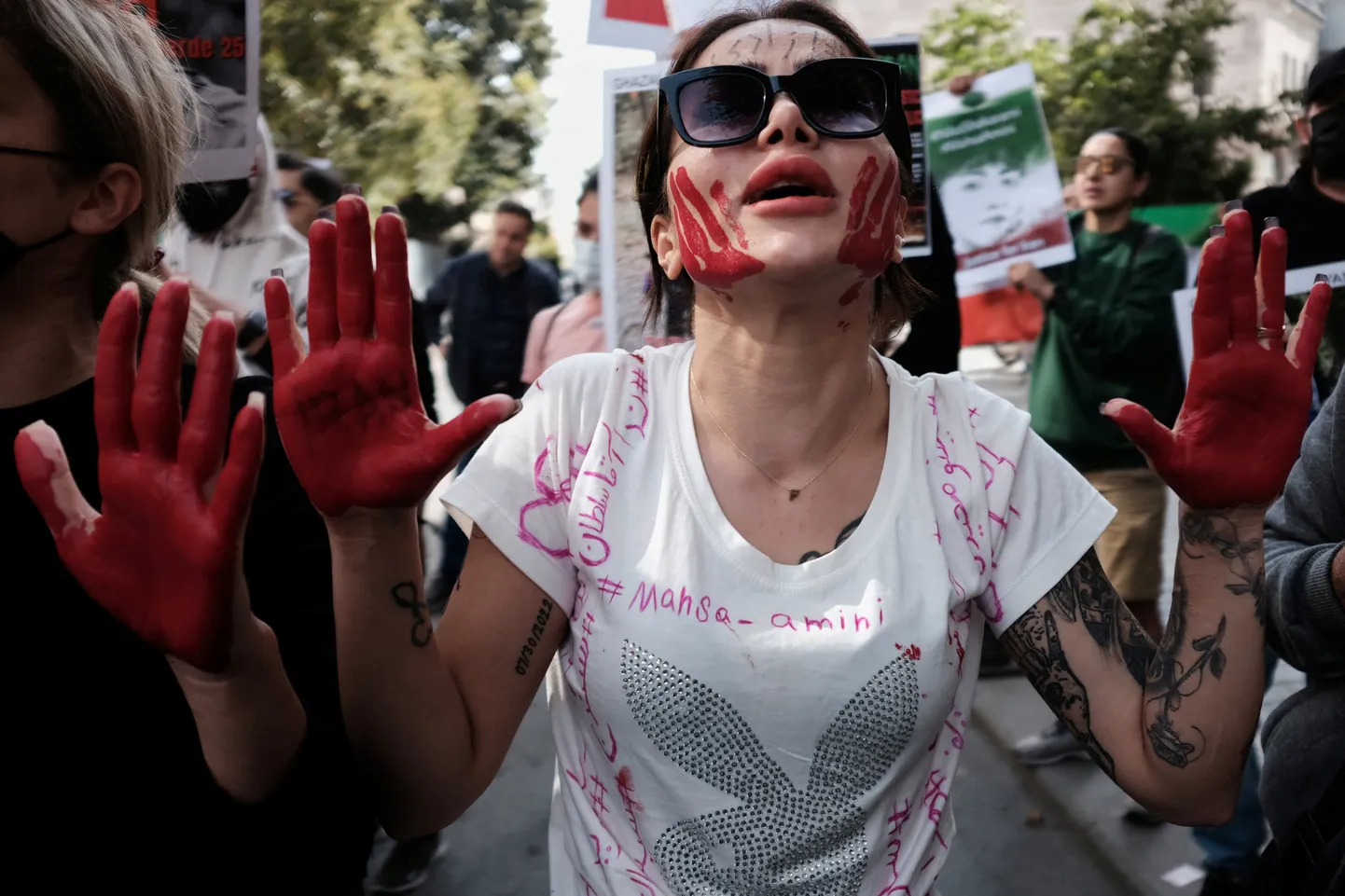 Iraani režiimi vastu ja naiste vabaduste toetuseks avaldatakse solidaarsuses meelt mitmel pool maailmas. Fotol protestijad Istnabulis.