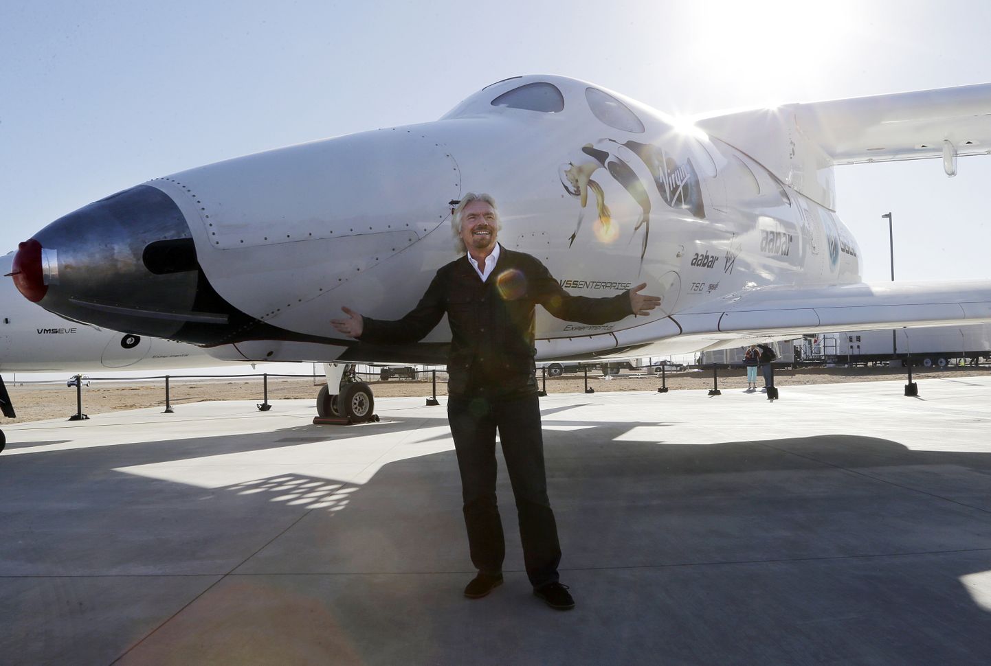 Richard Branson poseerib kosmoselennukiga SpaceShipTwo.