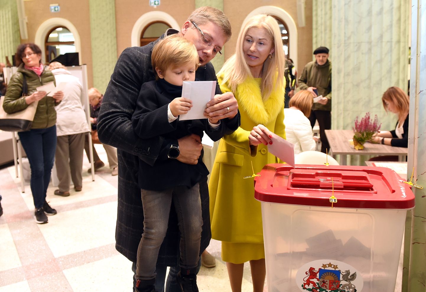 Нил Ушаков вместе с супругой Иветой и сыном Томом голосует на избирательном участке в Доме культуры ВЭФ