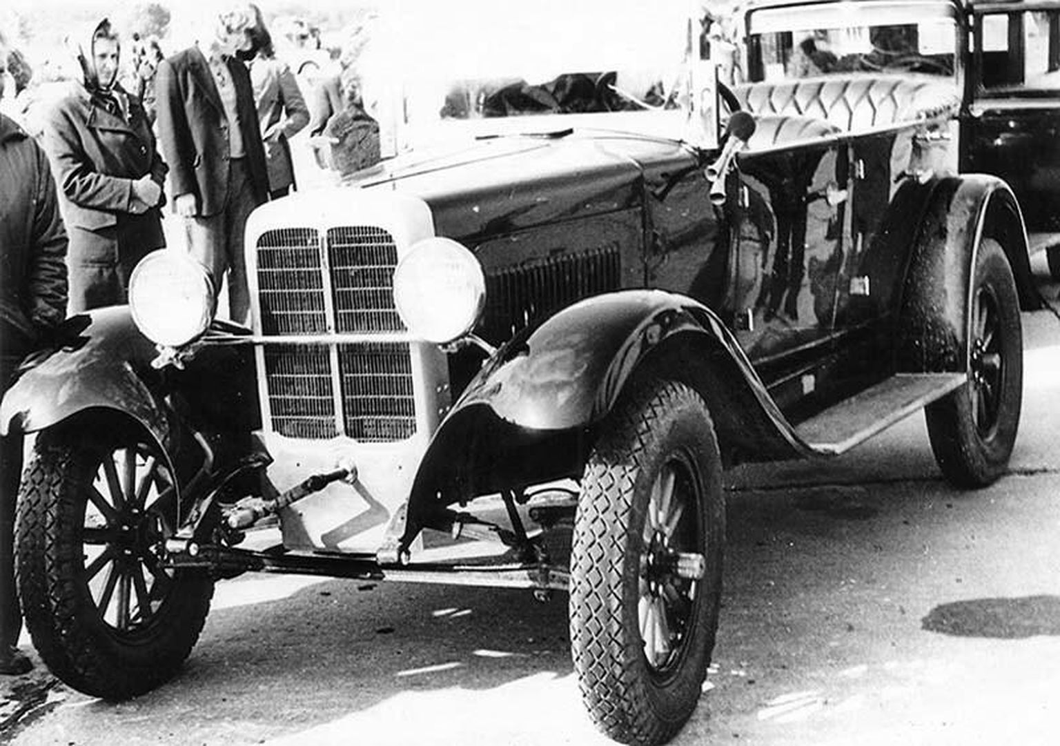 Rakvere notar Hans Laheste sõitis 1933. aastal ringi sport­autoga Erskine, mille väärtus oli 4000 krooni ümber. 1930. aastatel toodetud Ford T raamile paigaldatud Erskine nägi välja selline, kuid esines ka teisi versioone, nii et pole teada, kas notarihärrale kuuluv auto just täpselt niisugune oli.