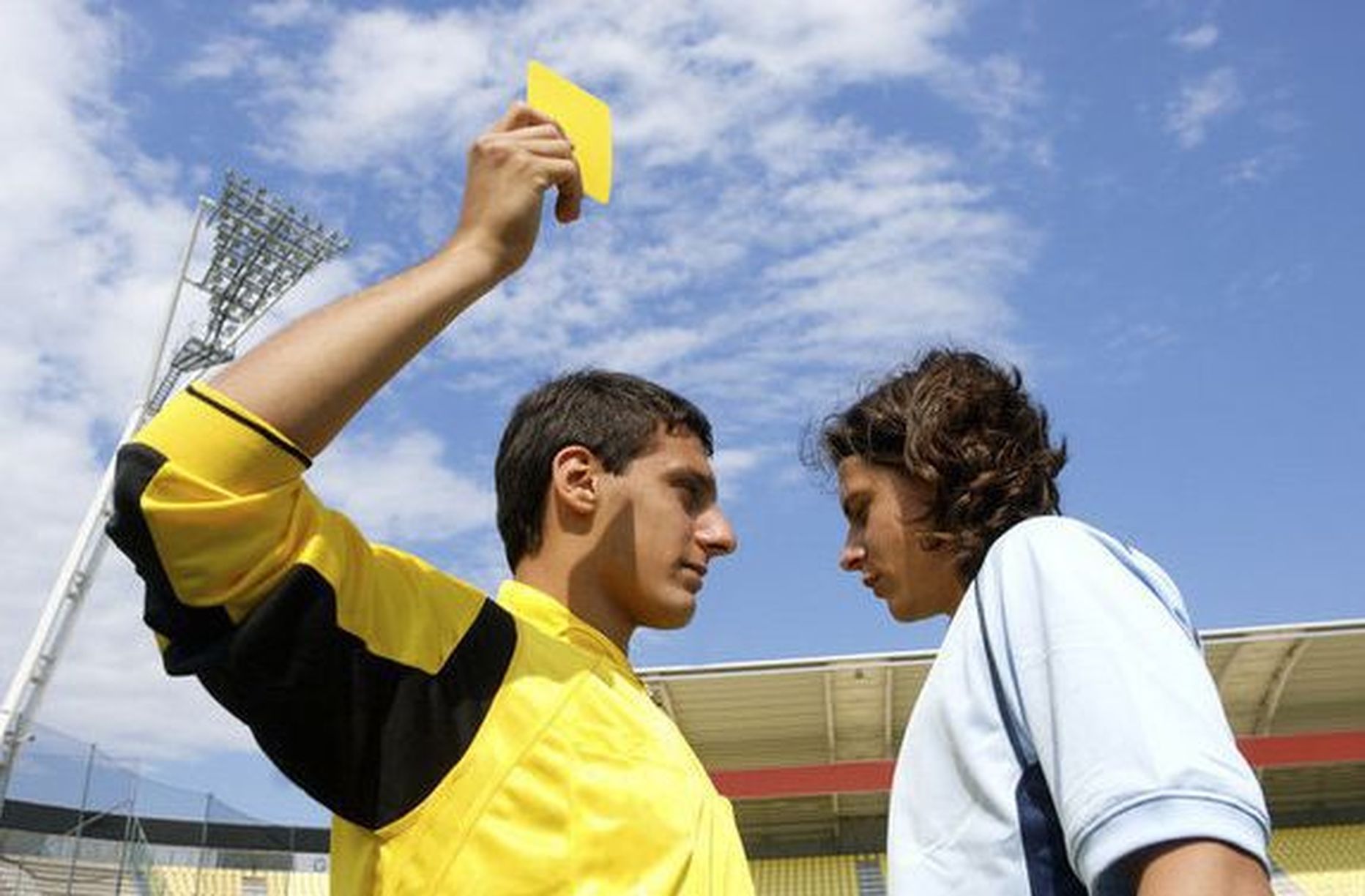 Jalgpallur sai kõhutuule eest kollase kaardi