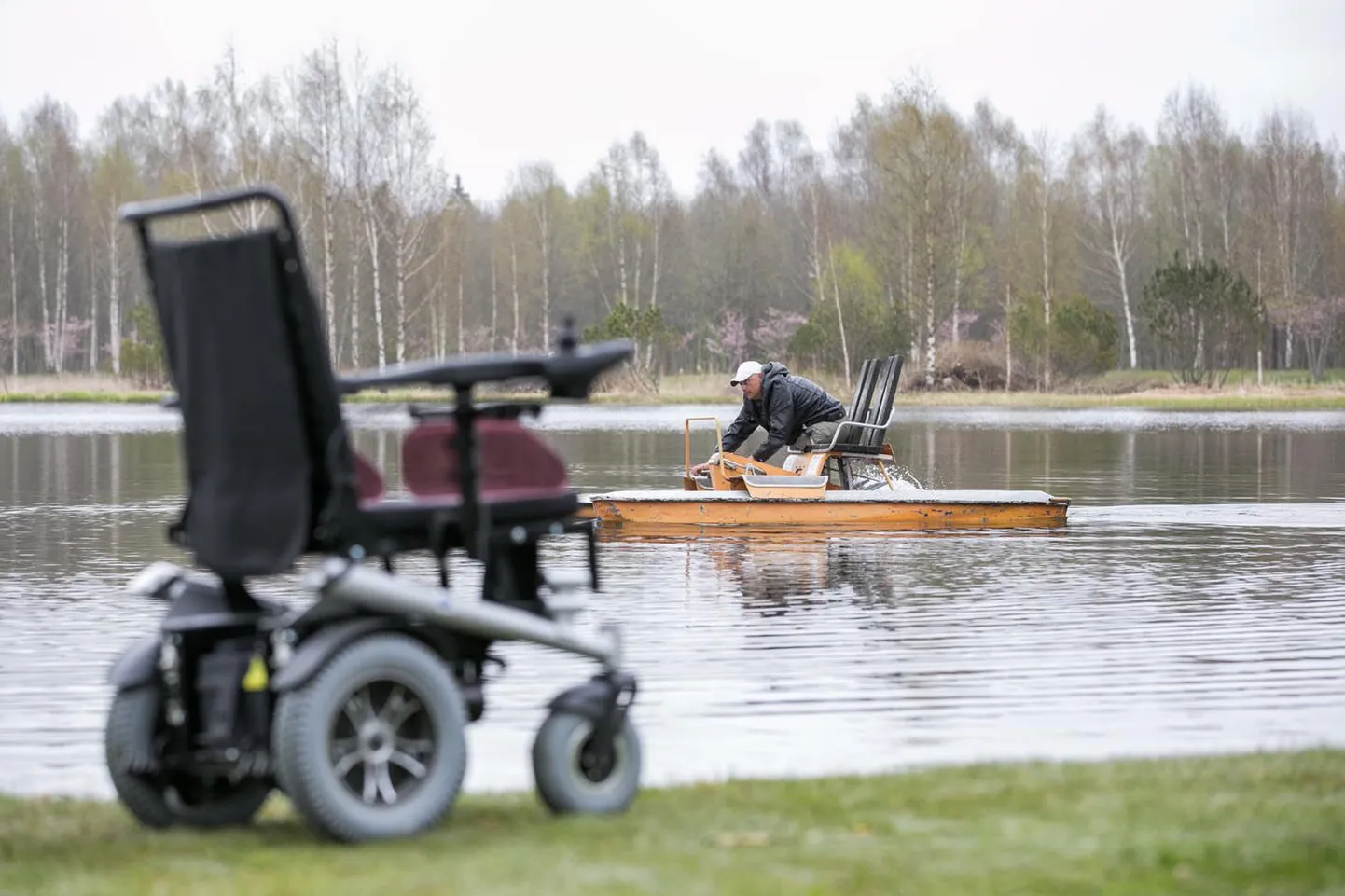 Aasta tagasi jalutuks jäänud Meelis Veberson unistab ujuma minekust vesirattalt, millega ta juba on teinud esimese proovisõidu. Ujumine meenutab talle meeldivat lõõgastust pärast keevitajana tehtud pikki tööpäevi.