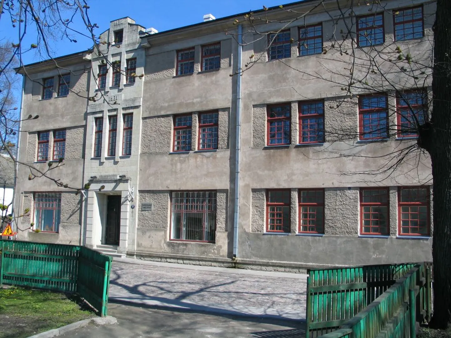 Pildil: Kuressaare Ametikooli administratiivhoone.