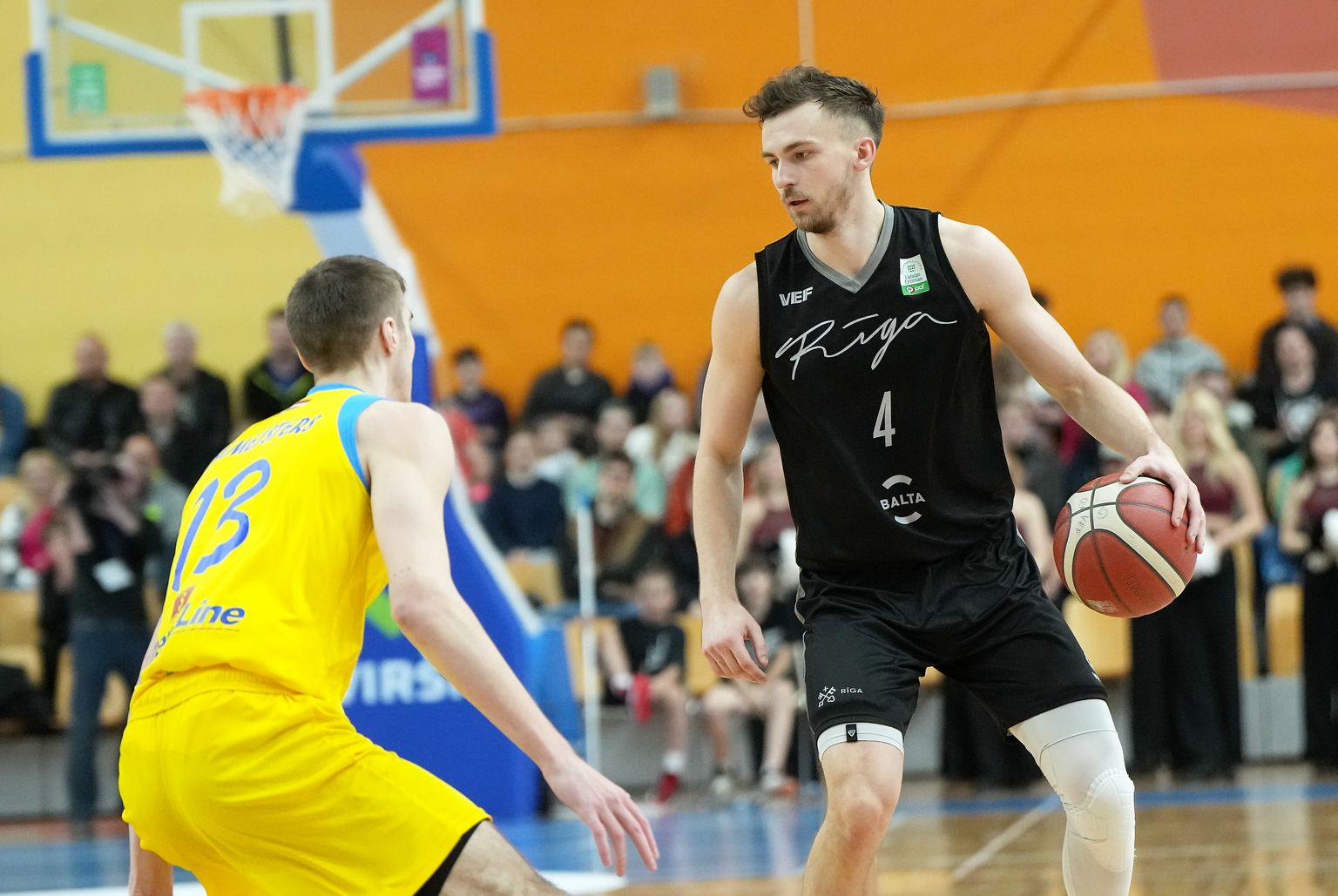 "VEF Rīga" basketbolists Kristers Zoriks (ar bumbu)