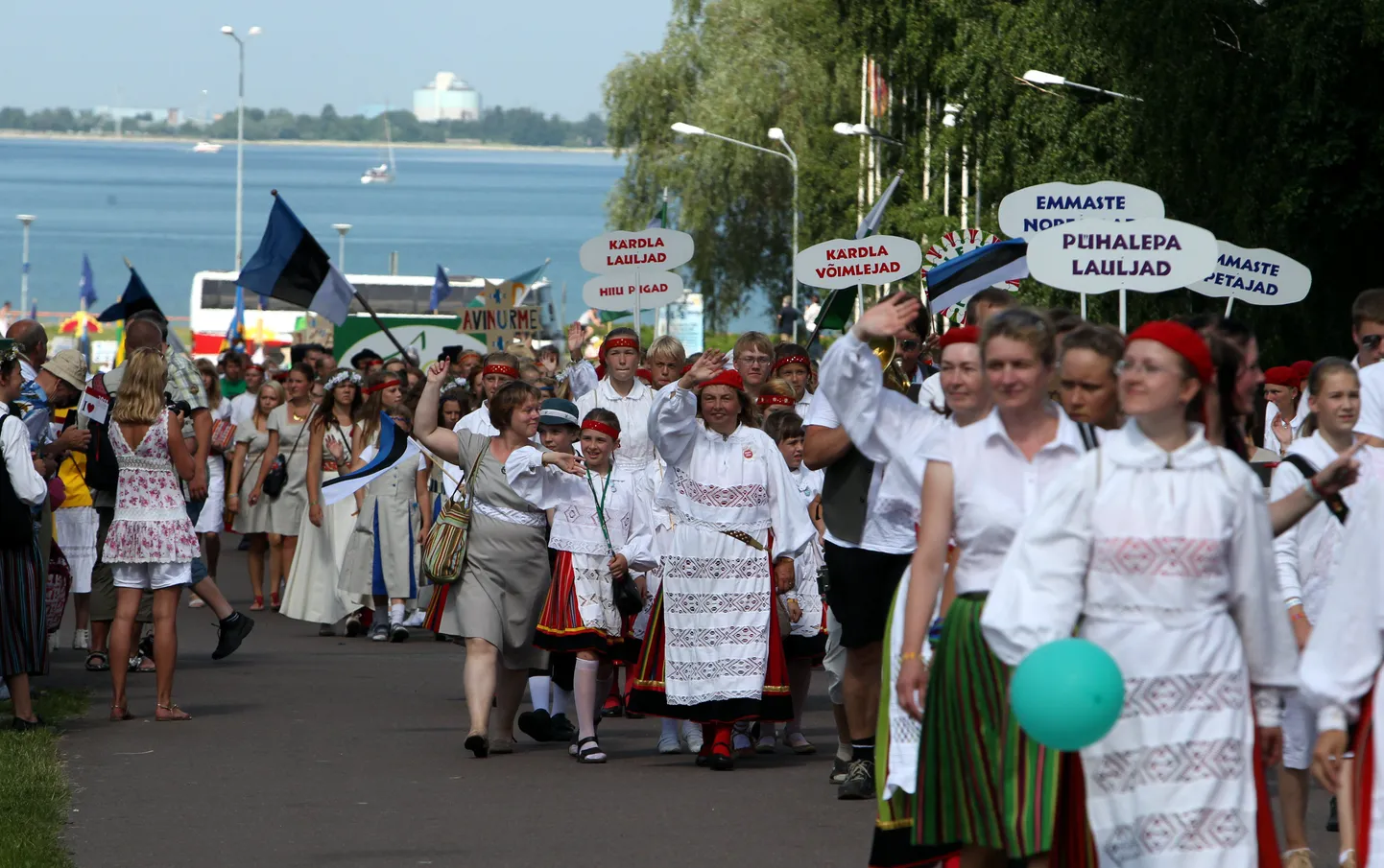 Laulu- ja tantsupeo rongkäigust osavõtjad jõuavad lauluväljakule.