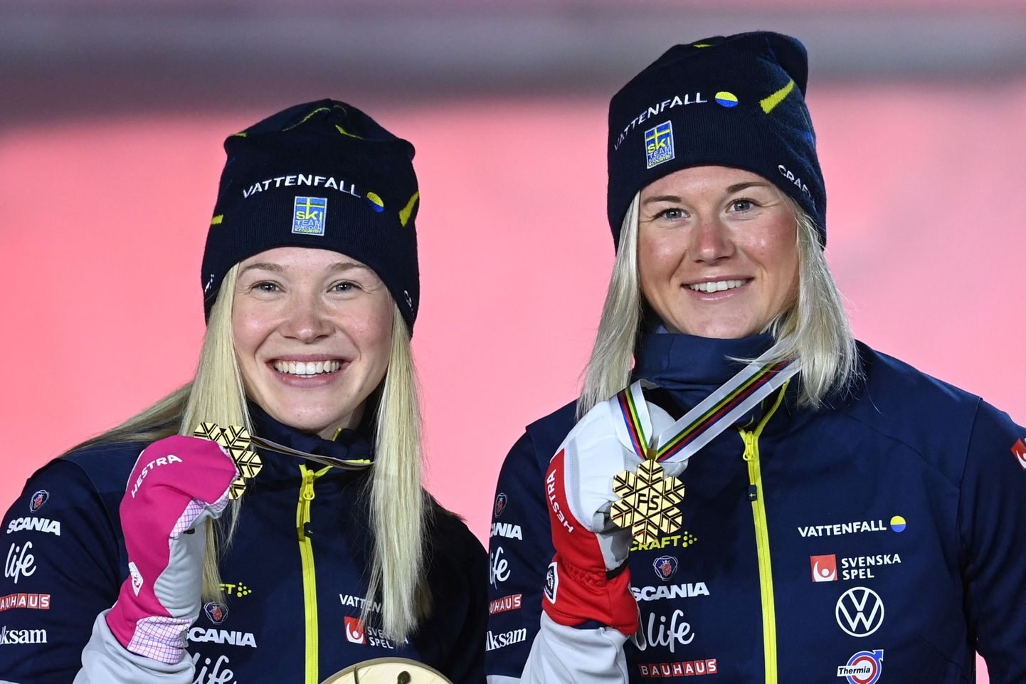 Rootslannad Maja Dahlqvist (paremal) ja Jonna Sundling võitsid Oberstdorfi MMil paarissprindis kuldmedali.
