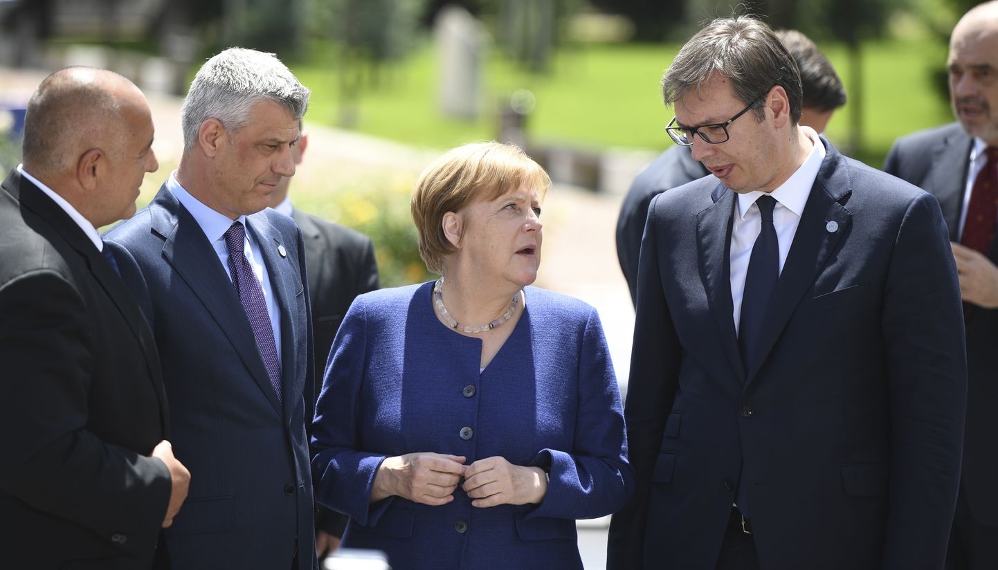 Paremalt: Serbia president Aleksandar Vučić, Saksa kantsler Angela Merkel, Kosovo president Hashim Thaçi ja Balkani tippkohtumist võõrustanud Bulgaaria peaminister Boiko Borissov Sofias .