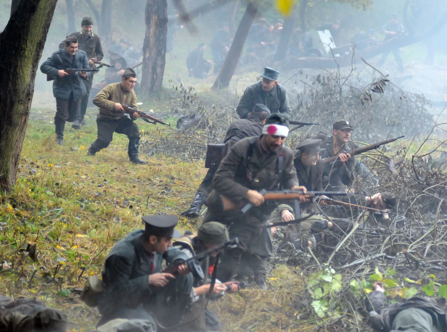 Ukraina Ülestõusuarmee võitlejateks riietunud taaskehastajad mängivad armee asutamise aastapäeva tähistades läbi lahingut Saksa sõduritega.