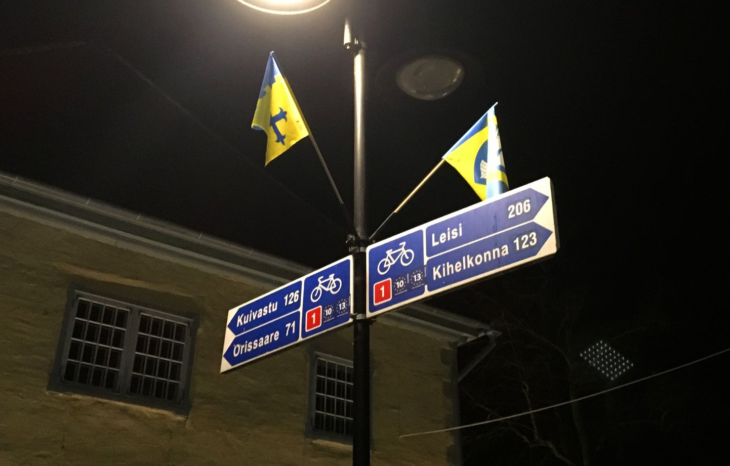 Saaremaa valla ja Pöide valla lipud.