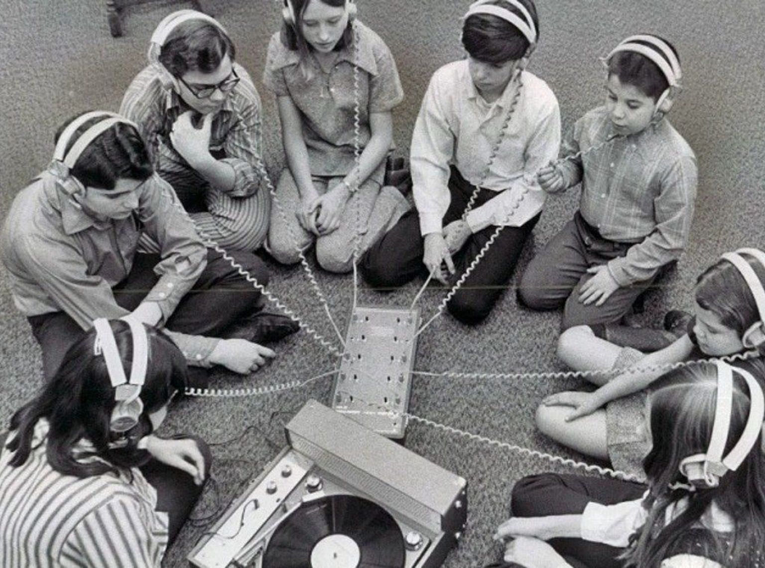 Noored muusikat kuulamas. Foto on illustratiivne