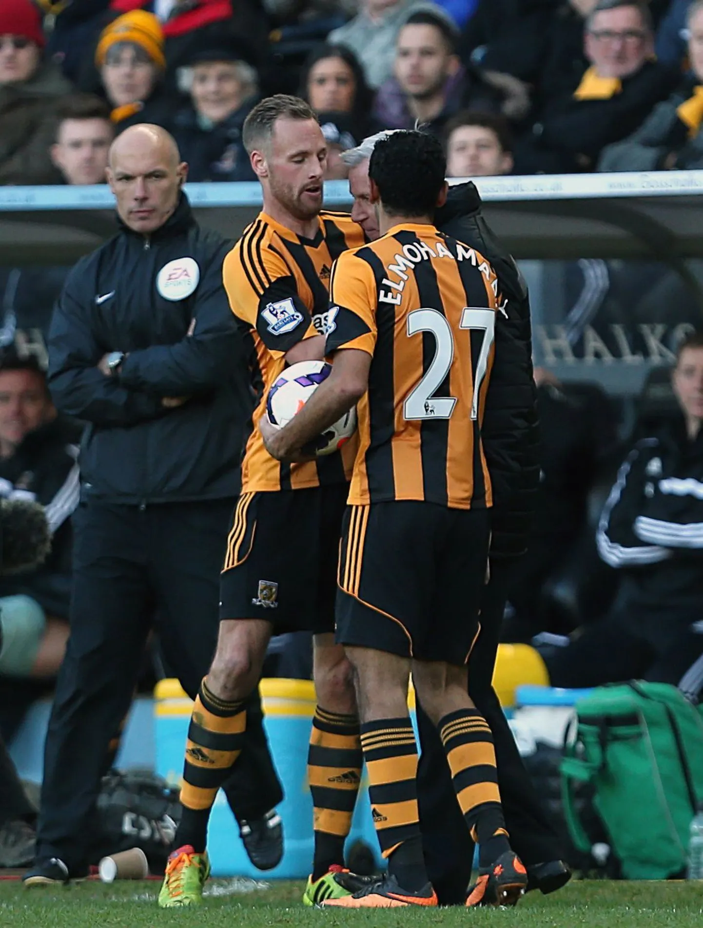 David Meyler (vasakul) ja Alan Pardew klaarivad eriarvamusi.